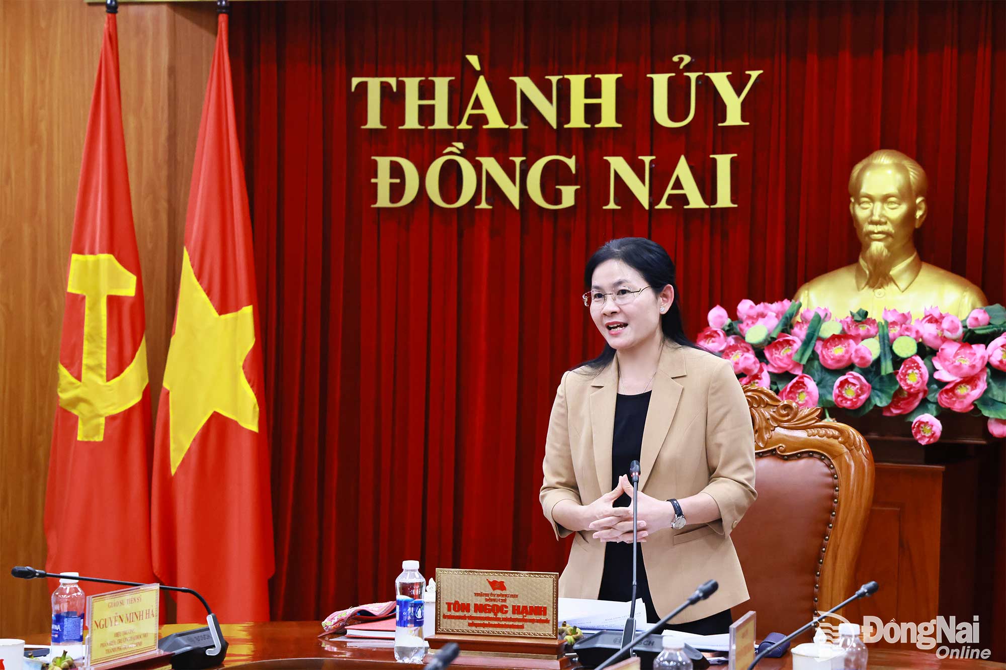 Ton Ngoc Hanh, Member of the Party Central Committee, Permanent Deputy Secretary of the CPC, and Chairwoman of the City Peoples Council, delivers concluding remarks at the meeting. Photo: Cong Nghia

