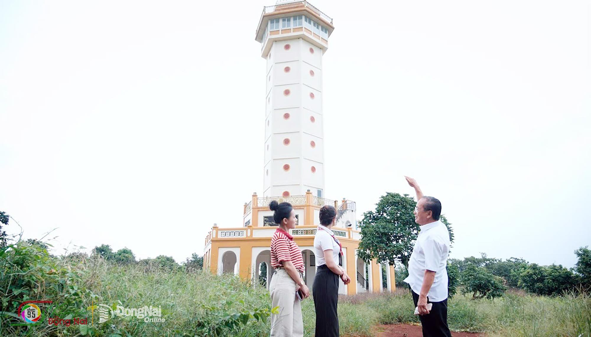 Tháp Sơn Đăng - điểm nhấn giữa thiên nhiên và những kỷ lục. Ảnh: Tiến Dũng