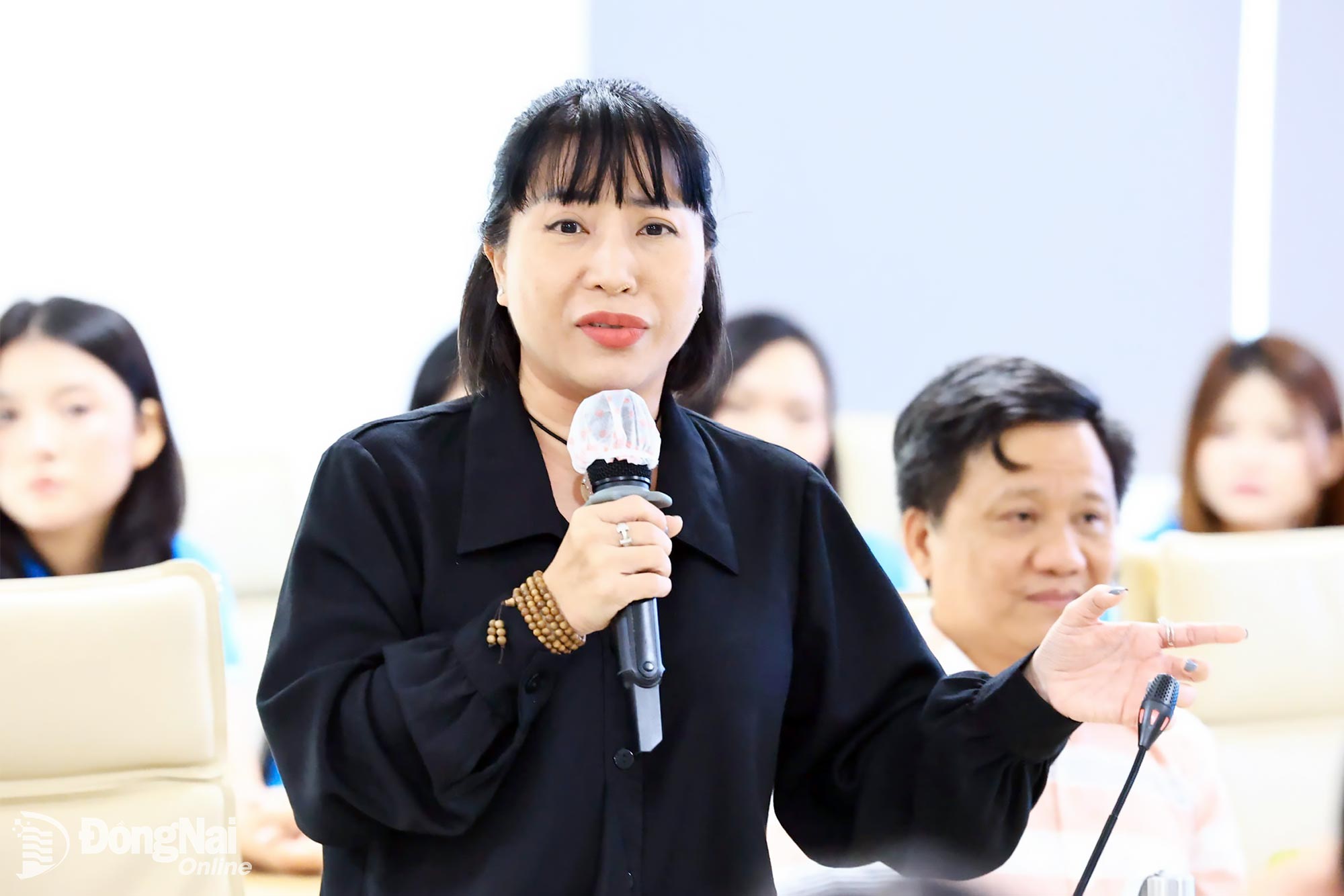 Journalist Hoang Anh, Head of DNNRTs News Department, speaks with LHU students. Photo: Cong Nghia

