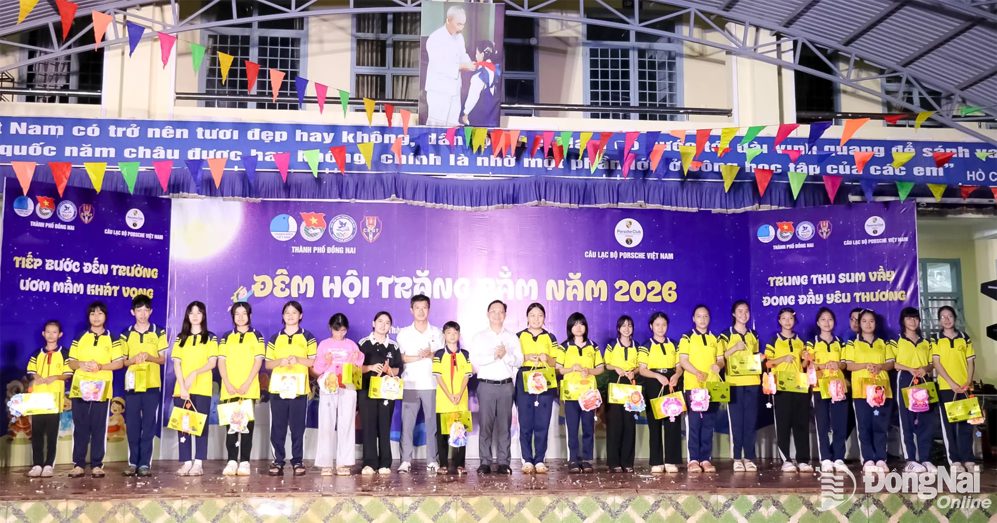 Ha Anh Dung, Member of the Dong Nai City Party Committee’s Standing Board and Permanent Vice Chairman of the City Vietnam Fatherland Front Committee, and a representative of the sponsoring unit present Mid-Autumn gifts to students. Photo: Ngoc Huyen

