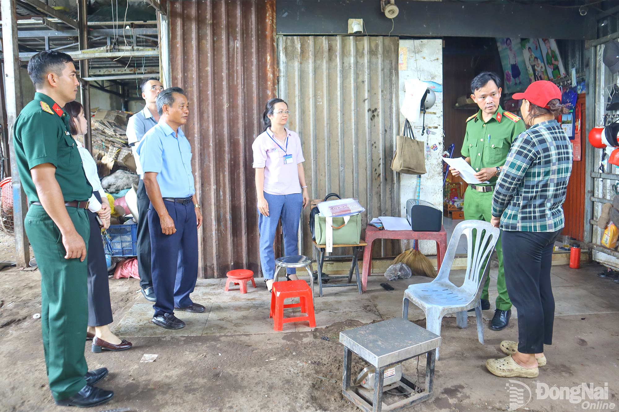 Đoàn kiểm tra việc chấp hành các quy định tại cơ sở thu mua phế liệu thuộc khu phố Tân Bình 2, phường Bình Phước. Ảnh: Nhã Trâm