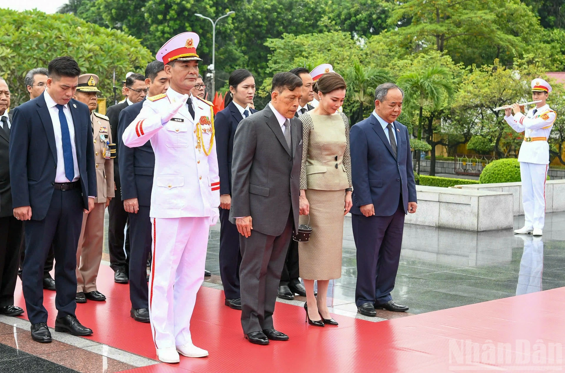 Nhà vua Vương quốc Thái Lan Maha Vajiralongkorn Phra Vajiraklaochaoyuhua và Hoàng hậu Suthida Bajrasudhabimalalakshana tưởng niệm các Anh hùng liệt sĩ.