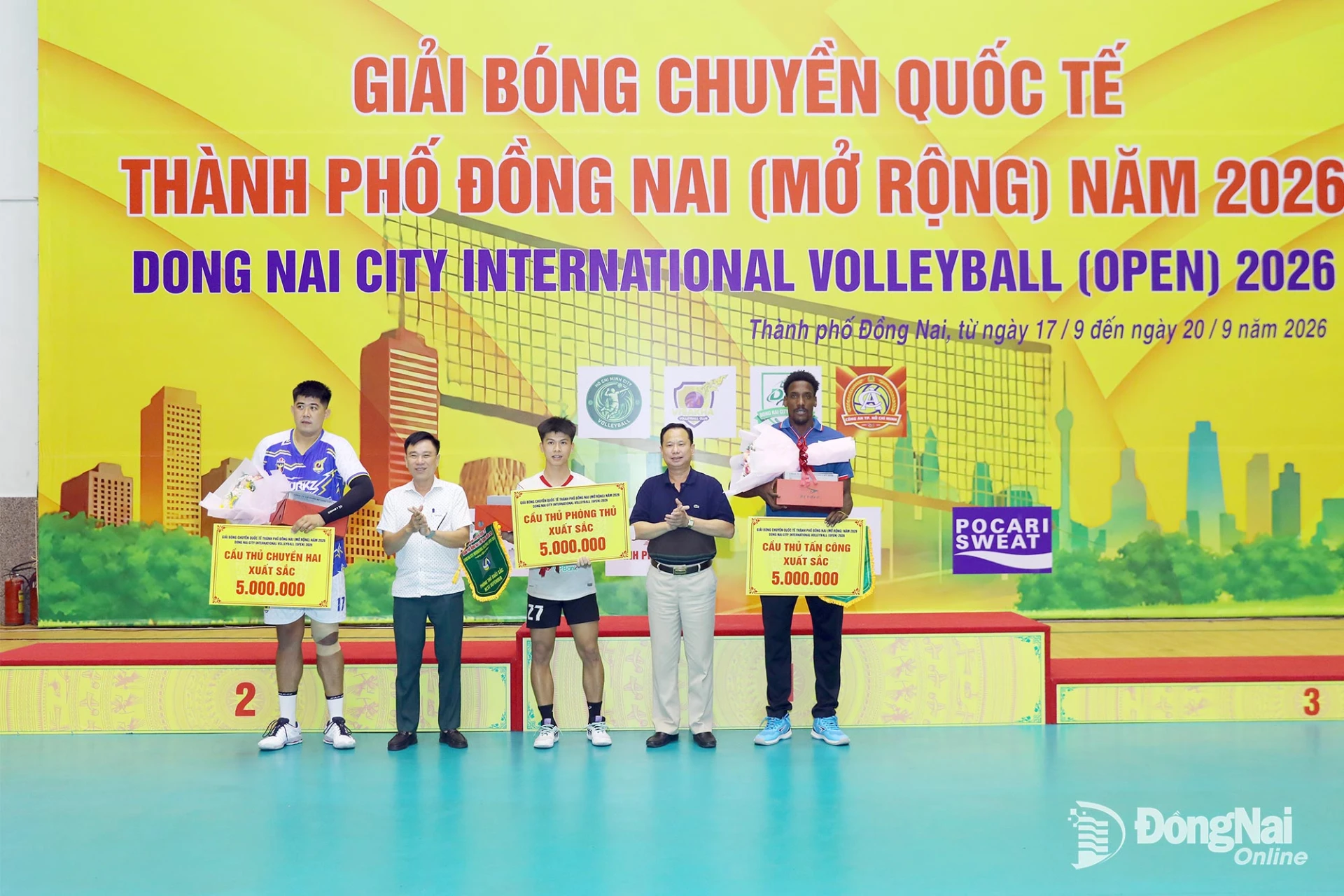 Ban tổ chức trao giải cho các danh hiệu cá nhân. Ảnh: Huy Anh