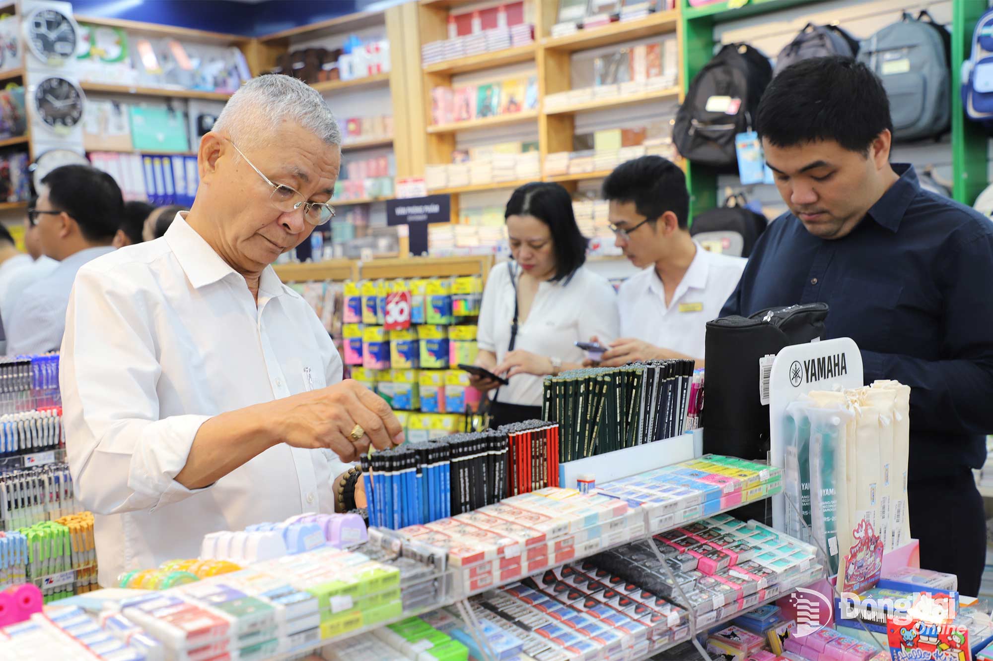 Người dân lựa chọn văn phòng phẩm tại Nhà sách Fahasa Tam Hiệp. Ảnh: My Ny