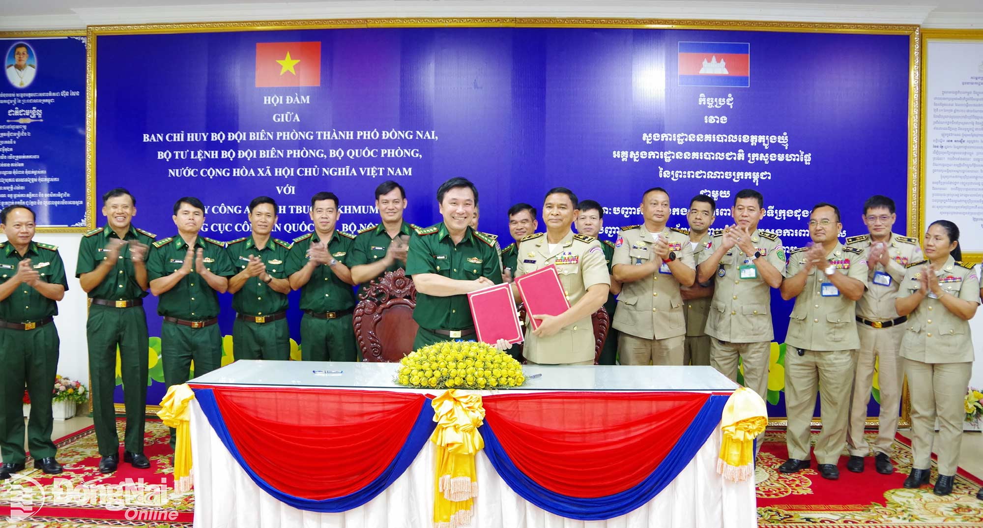 Hai bên ký biên bản tiếp tục phối hợp trong quản lý, bảo vệ biên giới. Ảnh: Tú Trịnh