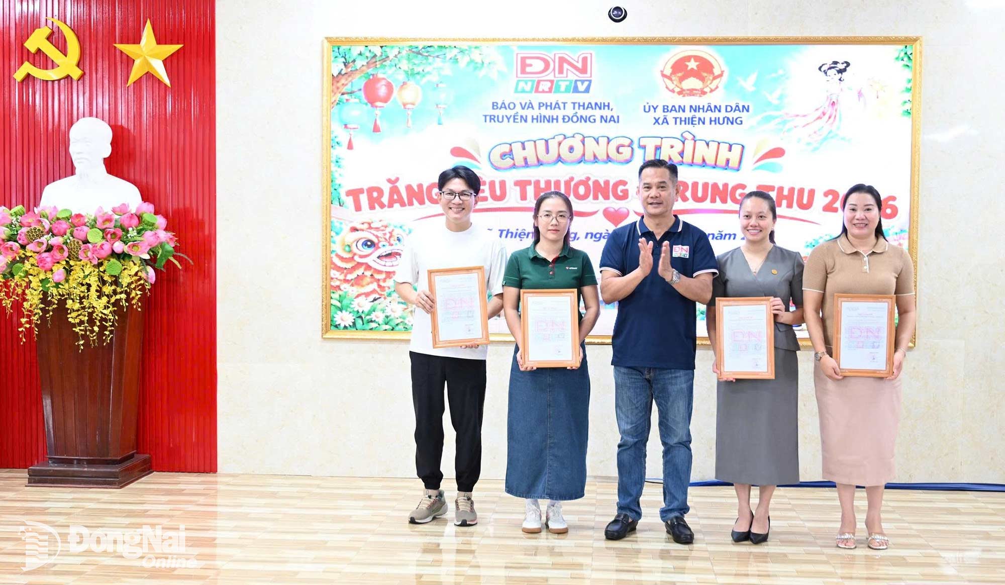 Ban tổ chức trao thư cảm ơn đến các đơn vị đồng hành, tài trợ đã chung tay mang một mùa Trung thu ấm áp đến với trẻ em vùng biên. Ảnh: Khánh Đan