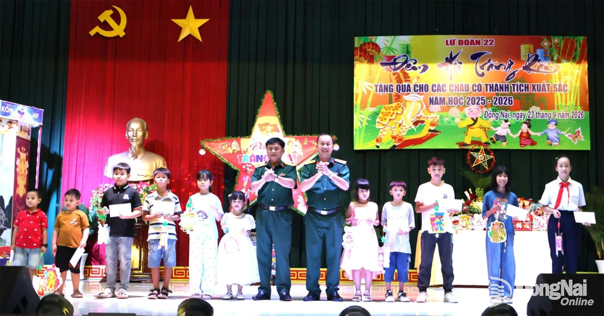 Đại tá Ngô Xuân Đề, Bí thư Đảng ủy, Chính ủy lữ đoàn và Đại tá Mai Thế Cường, Phó Bí thư Đảng ủy, Lữ đoàn trưởng lữ đoàn tặng quà các cháu có thành tích học tập xuất sắc năm học 2025-2026. Ảnh: Nguyệt Hà