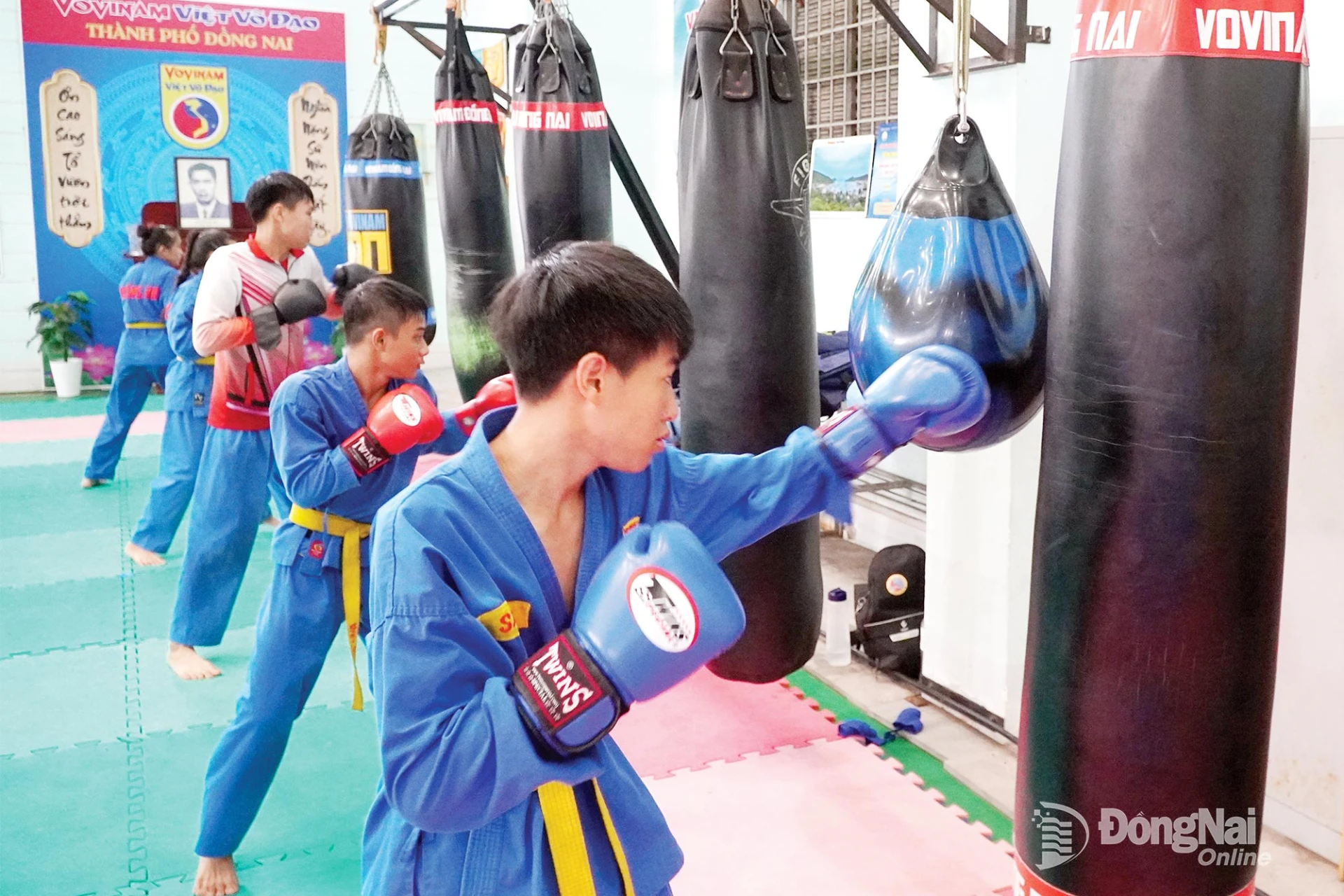 Vận động viên môn vovinam trong giờ luyện tập 
kỹ năng đấm thẳng.
