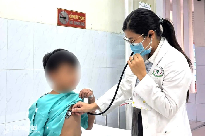 Cha mẹ đừng chủ quan khi trẻ sốt, ho kéo dài