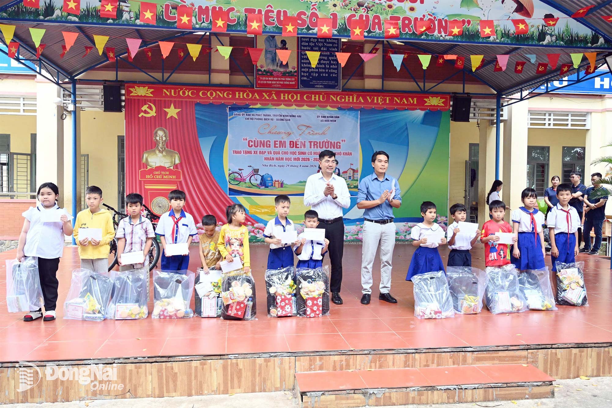 Representatives of sponsoring organizations present gifts to students facing difficult circumstances ahead of the new school year. Photo: Thu Hien