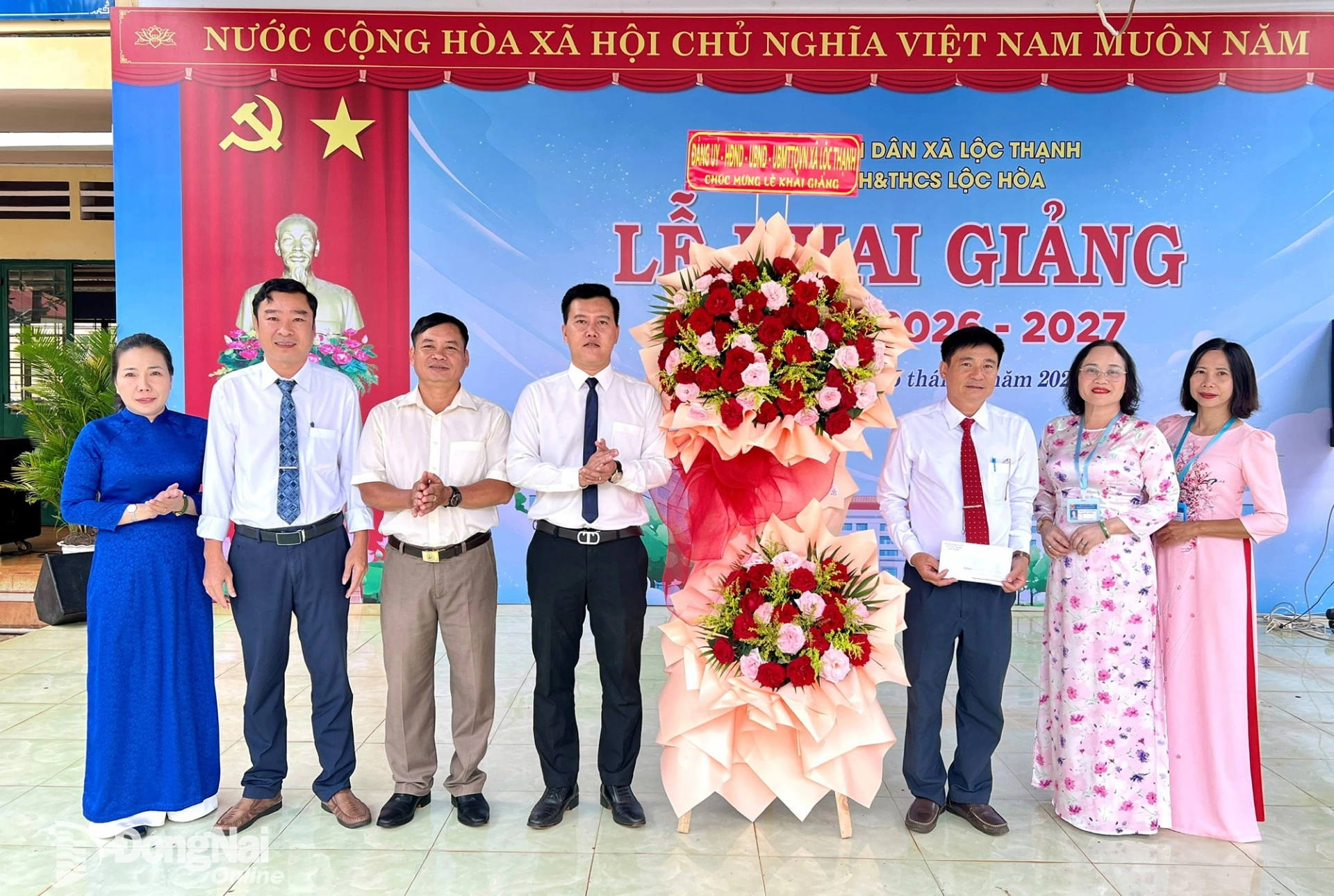 Thành ủy viên, Bí thư Đảng ủy, Chủ tịch HĐND xã Lộc Thạnh Trần Hoàng Trực tặng hoa, quà chúc mừng Trường TH-THCS Lộc Hòa. Ảnh: Thanh Tuyền
