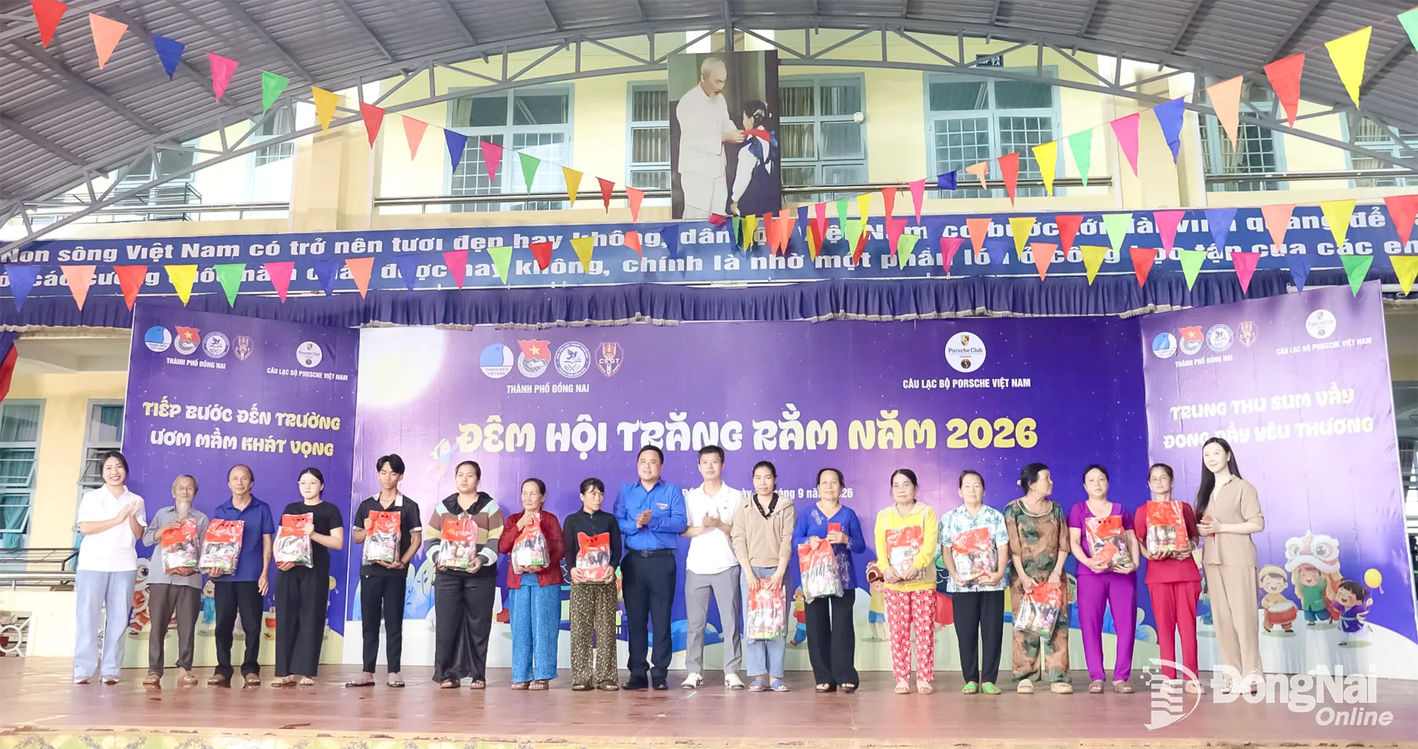 The Organizing Board presents gifts to policy-beneficiary households and families facing difficult circumstances. Photo: Ngoc Huyen

