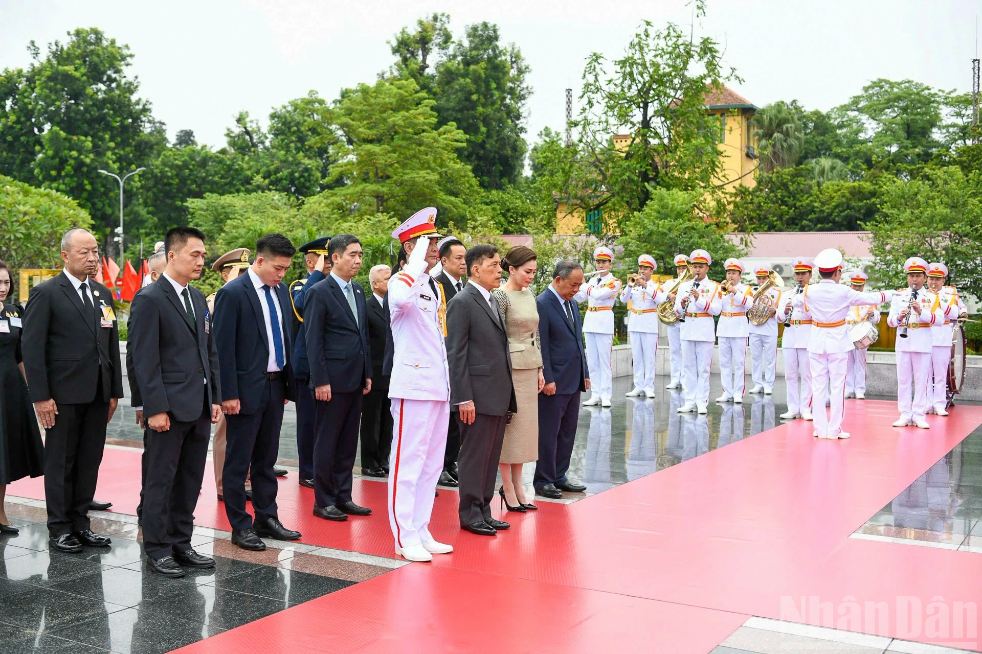 Nhà vua Vương quốc Thái Lan Maha Vajiralongkorn Phra Vajiraklaochaoyuhua và Hoàng hậu Suthida Bajrasudhabimalalakshana tưởng niệm các Anh hùng liệt sĩ.