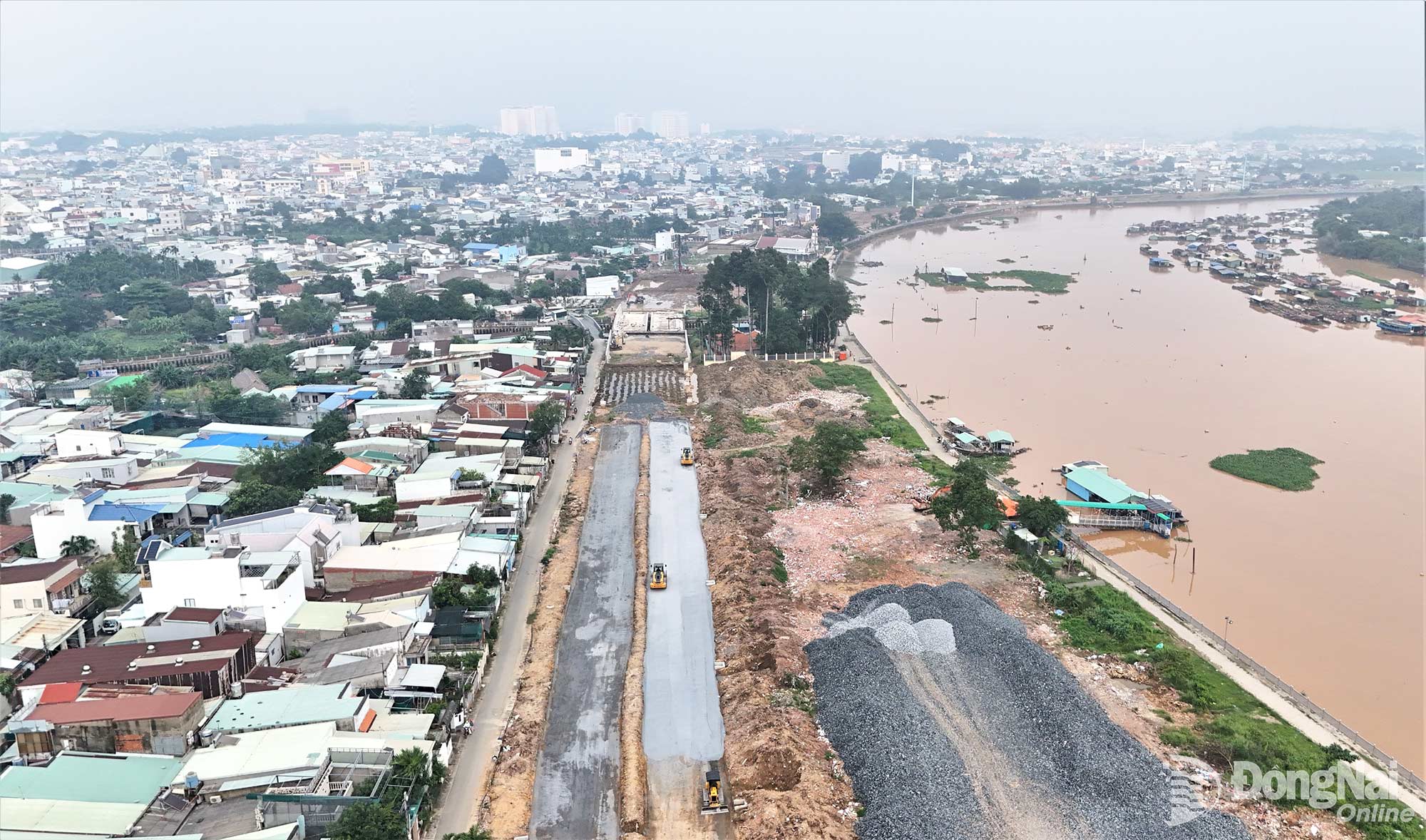 Một đoạn tuyến thuộc dự án đã triển khai thi công cấp phối đá dăm. Ảnh: Phạm Tùng