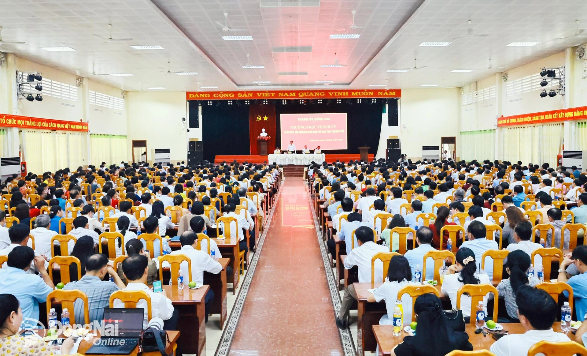 Quang cảnh buổi làm việc của Thường trực Thành ủy với ngành Giáo dục và Đào tạo thành phố. Ảnh: Công Nghĩa