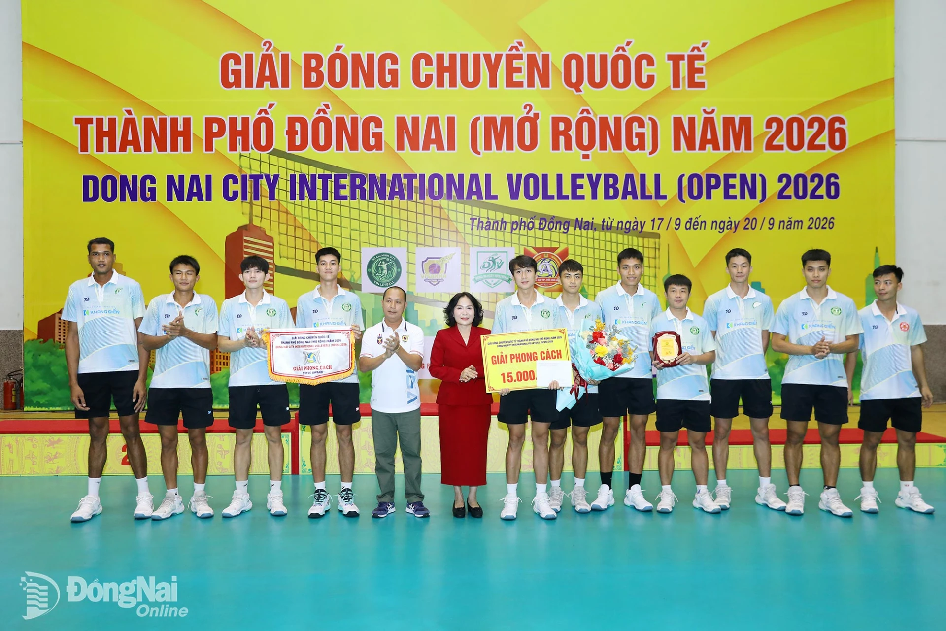 Tổng thư ký Liên đoàn Bóng chuyền Campuchia Aing Serey Piseth và Thành ủy viên, Phó Chủ tịch UBND thành phố Đồng Nai Nguyễn Thị Cát Tiên trao giải phong cách cho đội Thành phố Hồ Chí Minh. Ảnh: Huy Anh