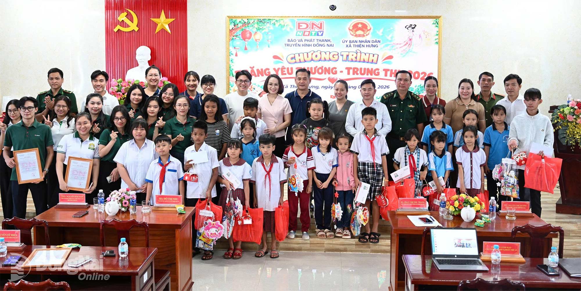 The Organizing Board, partner organizations, and benefactors join students in the Moon of Love – Mid-Autumn Festival 2026 program in Thien Hung Commune. Photo: Khanh Dan

