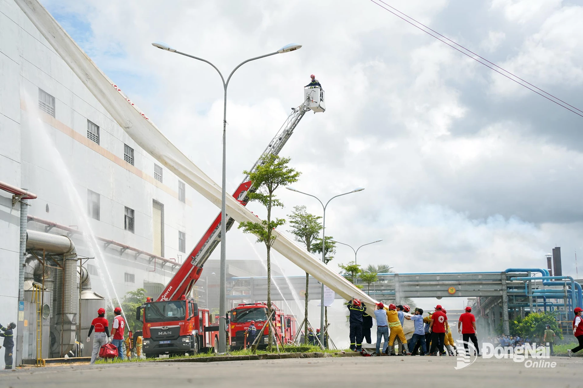 Phối hợp các phương tiện chữa cháy và cứu nạn để giúp đưa nhiều nạn nhân bị mắc kẹt không thể di chuyển tại những nơi cao. Ảnh: Lê Duy