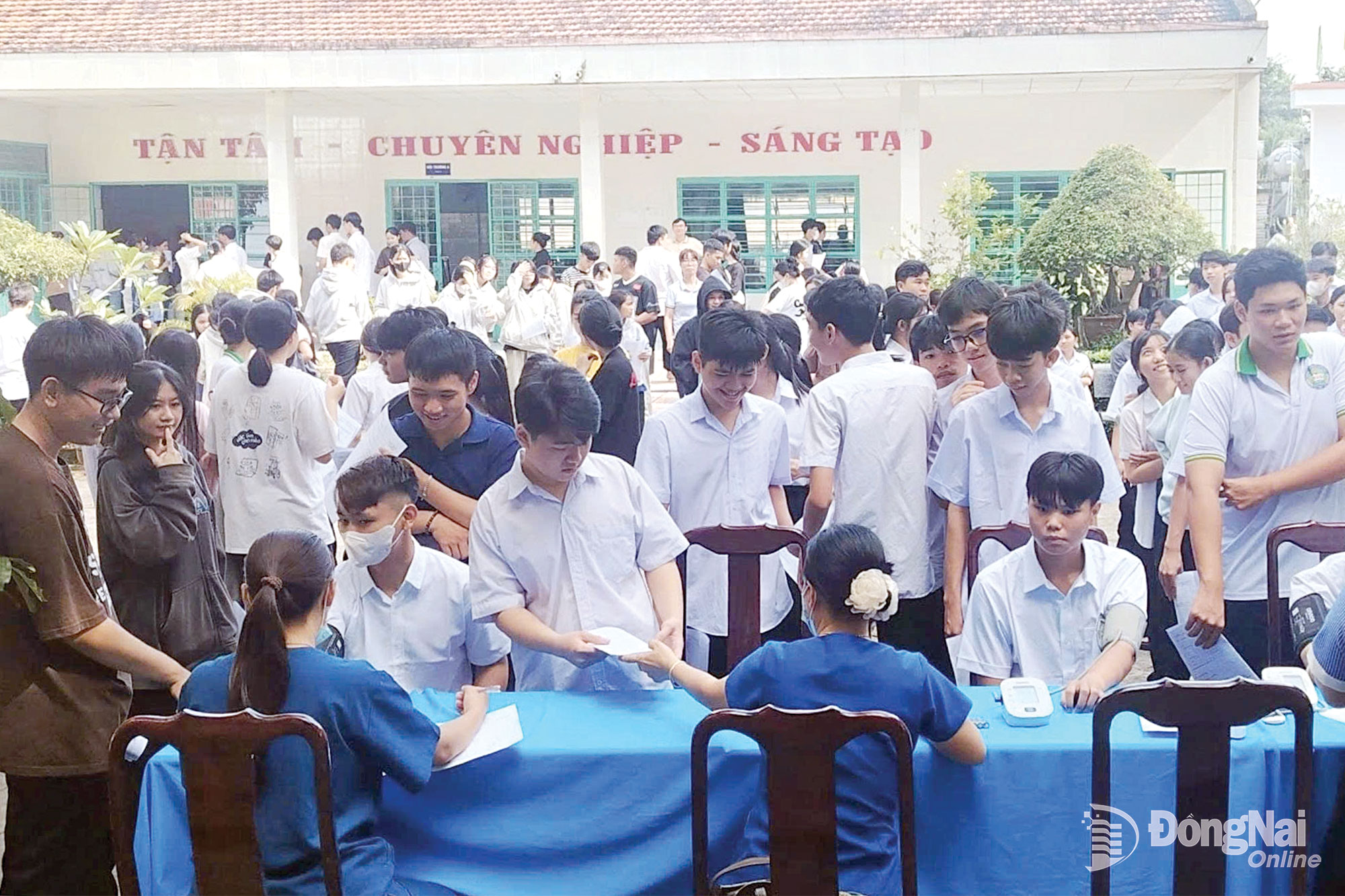 Students undergo health checkups at the beginning of the 2026-2027 academic year at Chu Van An A High School in Chon Thanh Ward.

