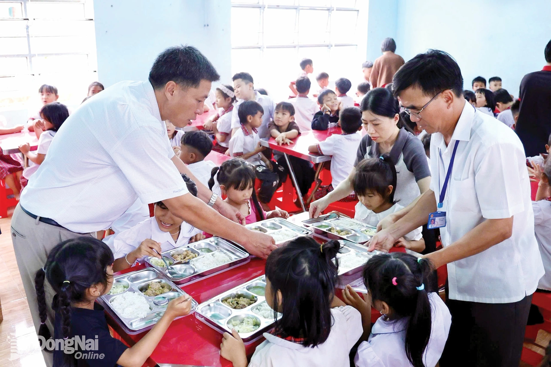 Bí thư Đảng ủy, Chủ tịch HĐND xã Bù Gia Mập Lê Hoàng Nam (đứng bên trái) và Phó Bí thư Đảng ủy, Chủ tịch UBND xã Bù Gia Mập Trần Lâm (đứng bên phải) kiểm tra bữa ăn trưa của học sinh Trường tiểu học Bù Gia Mập.