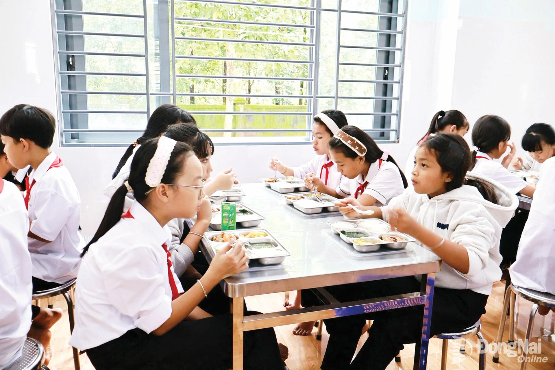 Học sinh Trường THCS Đăk Ơ (xã Đăk Ơ) trong giờ ăn cơm trưa. Ảnh: Hoài Thu