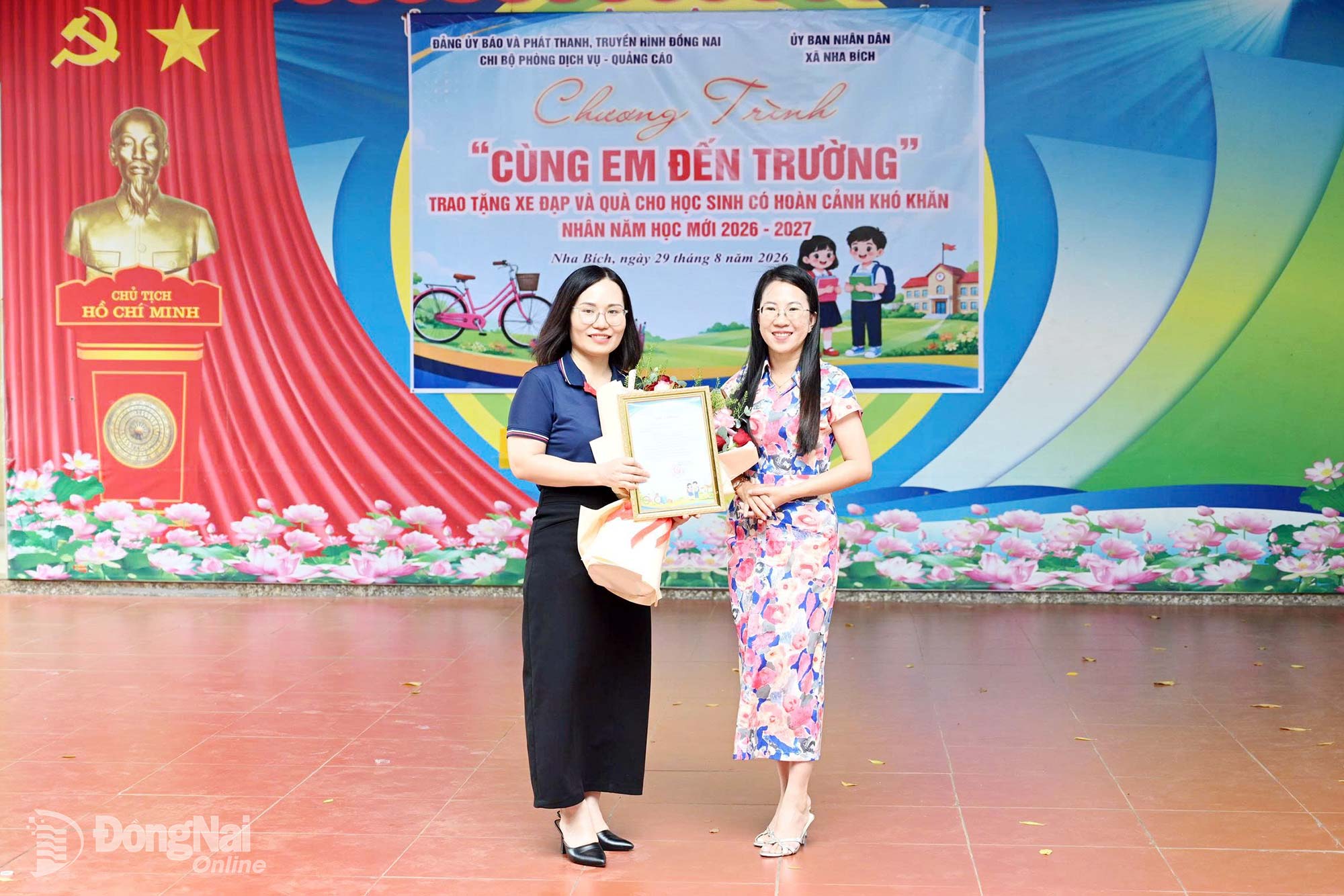 Representative of the Nha Bich Commune People’s Committee presents a letter of appreciation to the Party Cell of the Services and Advertising Division of Dong Nai Newspaper and Radio, Television. Photo: Thu Hien