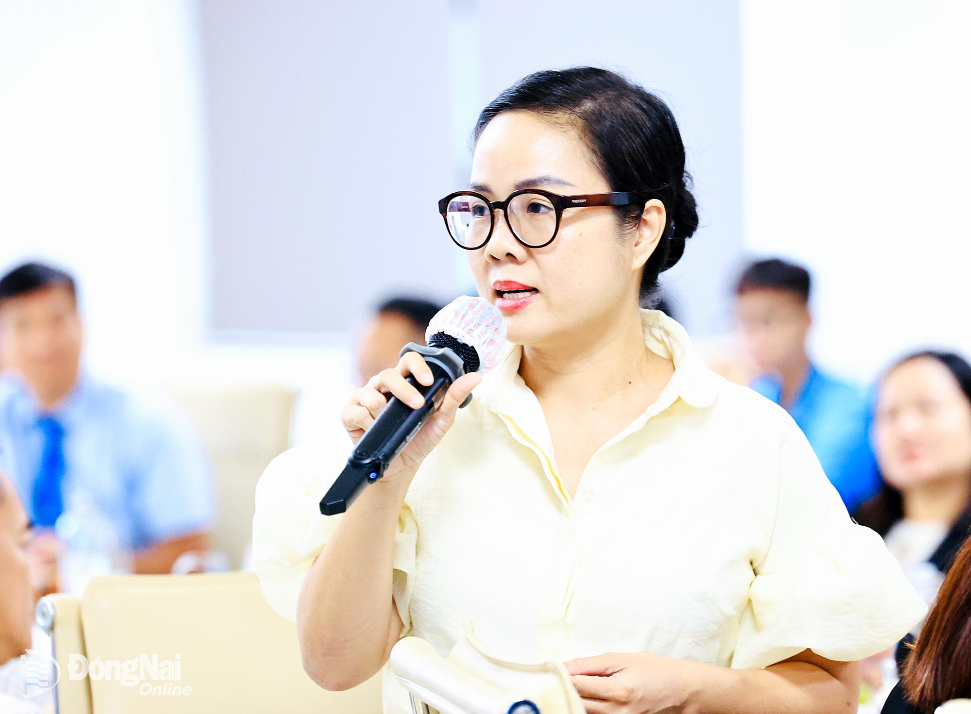Nhà báo Kim Ngân, Trưởng phòng Dữ liệu và Truyền thông số Báo và Phát thanh, Truyền hình Đồng Nai trao đổi với sinh viên. Ảnh: Công Nghĩa