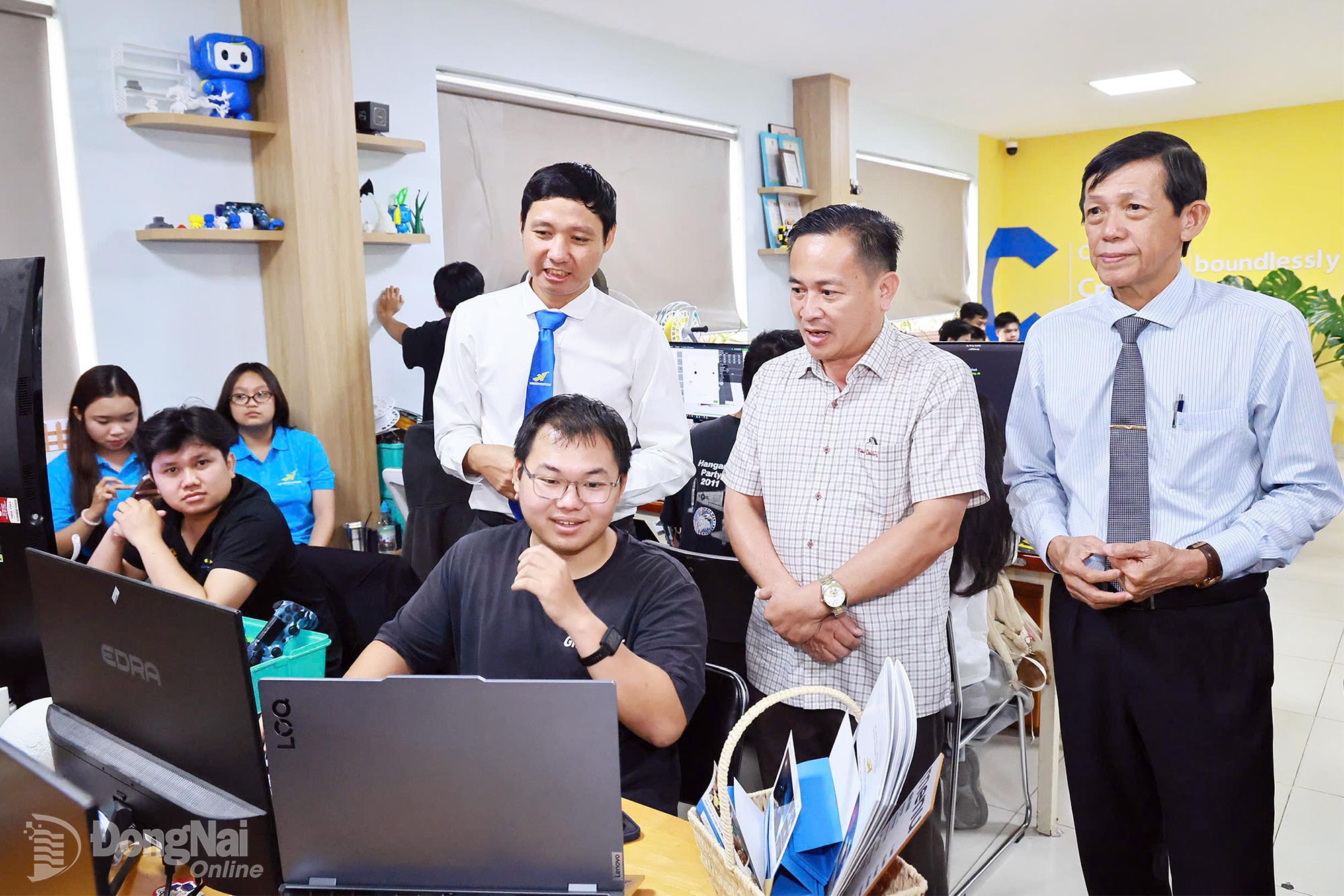 DNNRTs Board of Directors and managerial staff visit a laboratory at LHU. Photo: Cong Nghia

