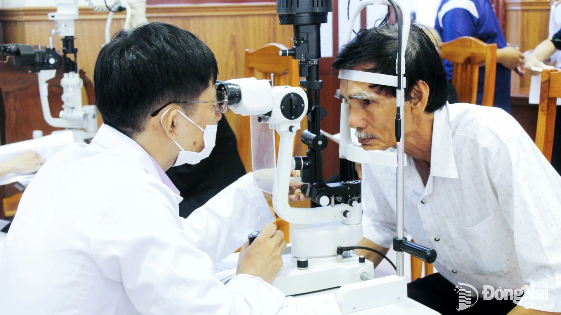 Doctors provide eye examinations for residents. Photo: Danh Loc

