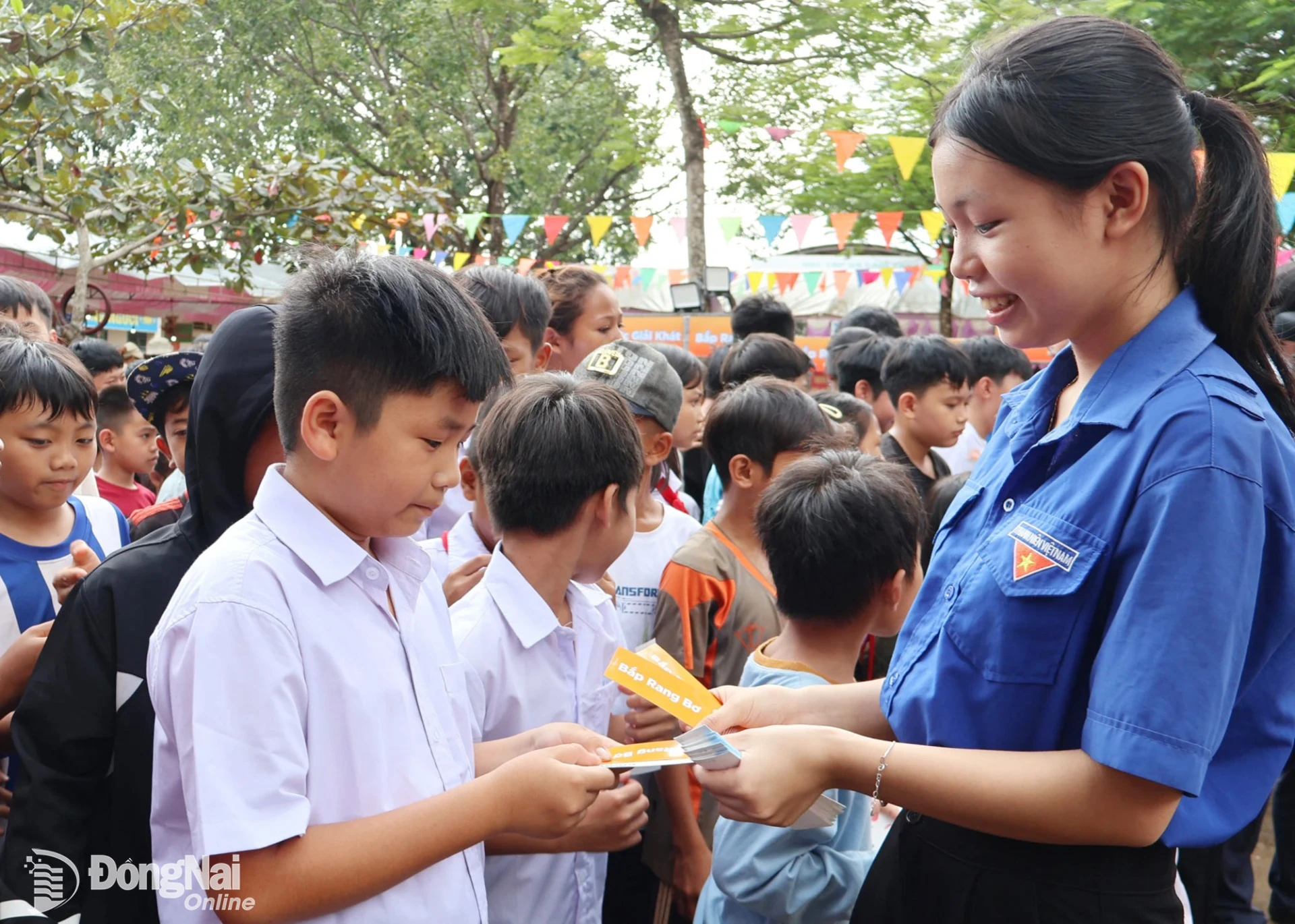 Các em thiếu nhi hào hứng tham gia trò chơi tại chương trình. Ảnh: Nguyệt Hà
