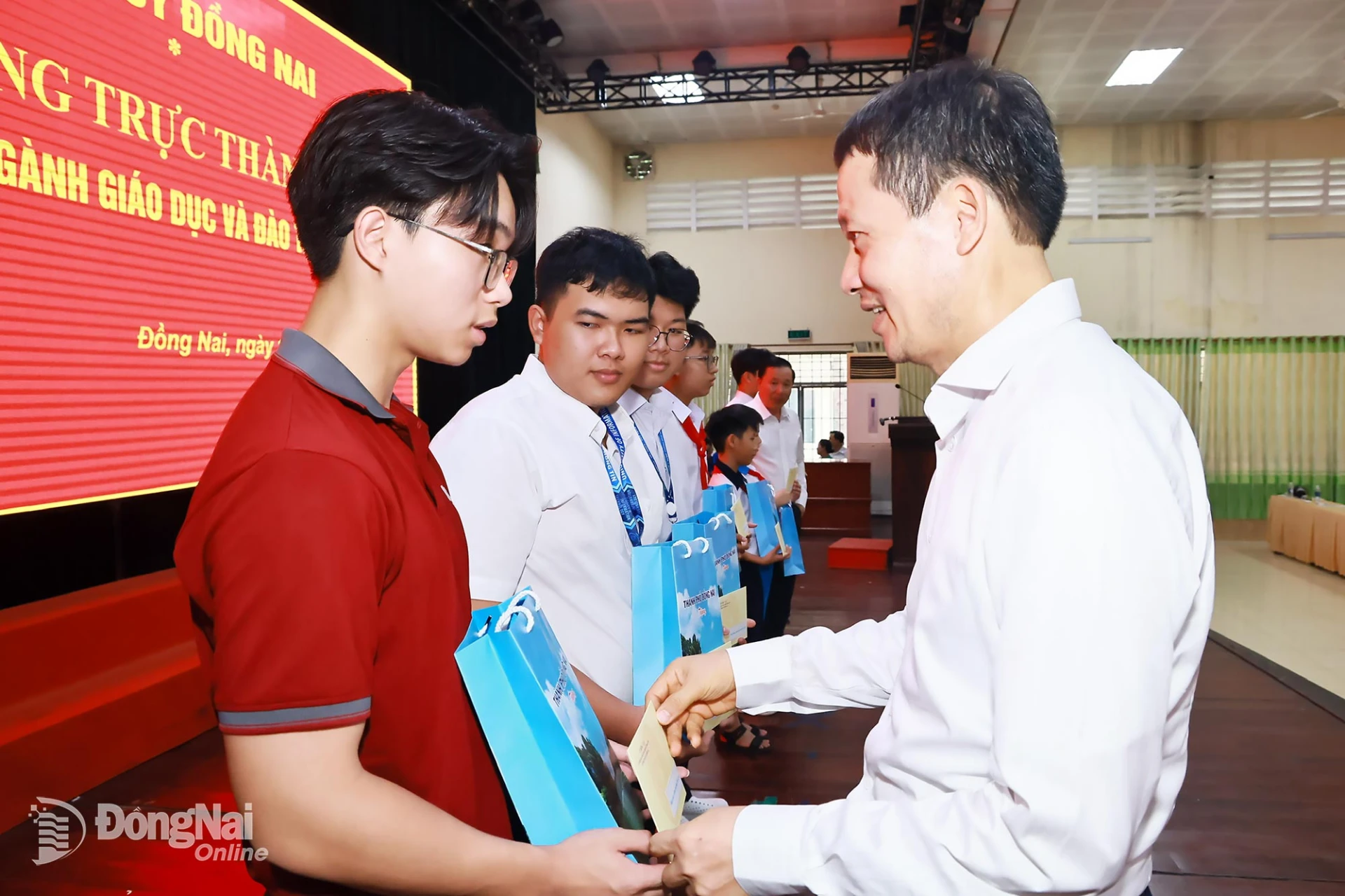 Bí thư Thành ủy Vũ Hồng Văn trao khen thưởng, động viên các em học sinh, sinh viên có nhiều thành tích xuất sắc trong năm học 2025-2026. Ảnh: Công Nghĩa