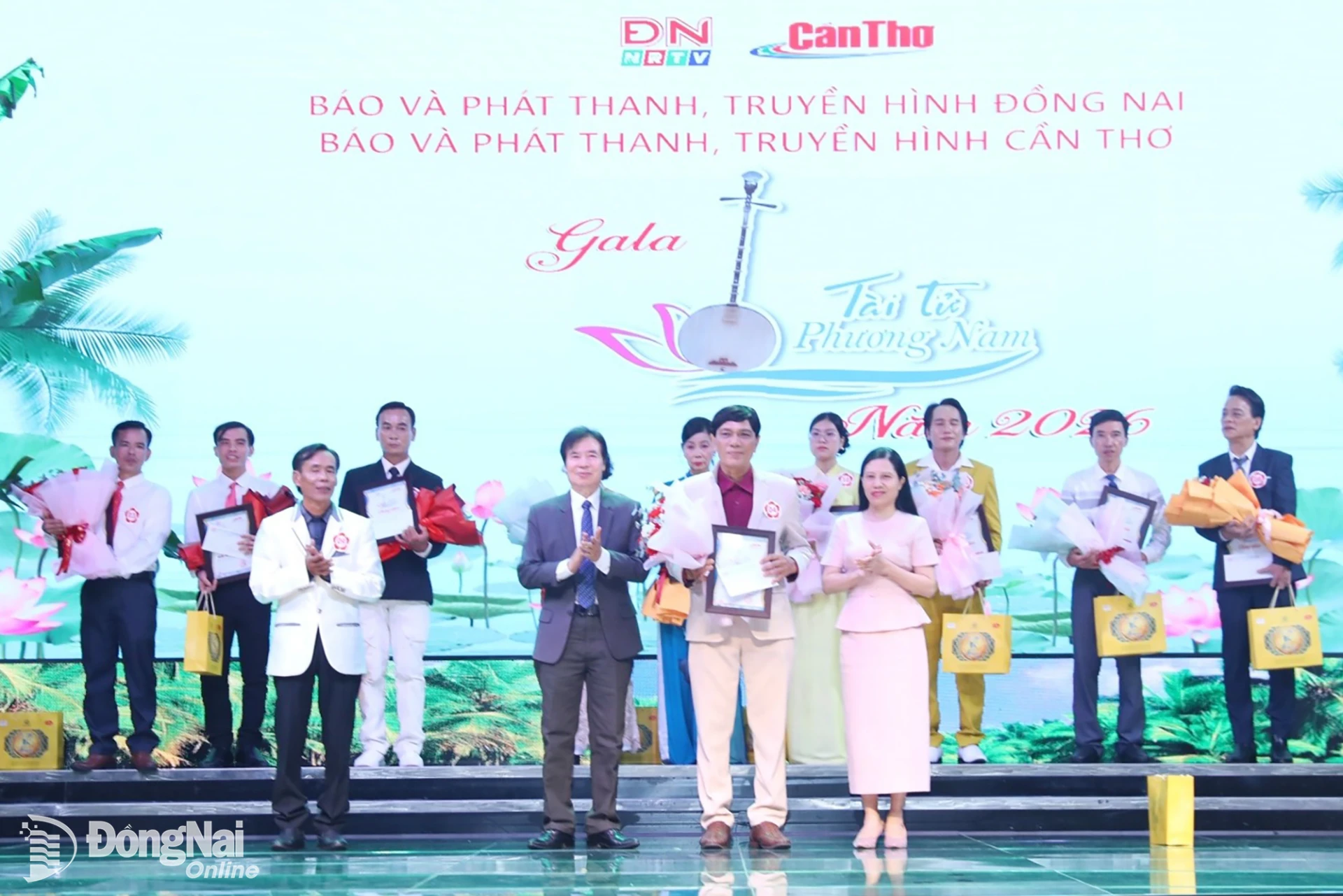 The Organizing Board presents second prize to Tran Quoc Khai (Ca Mau Province). Photo: Huy Anh

