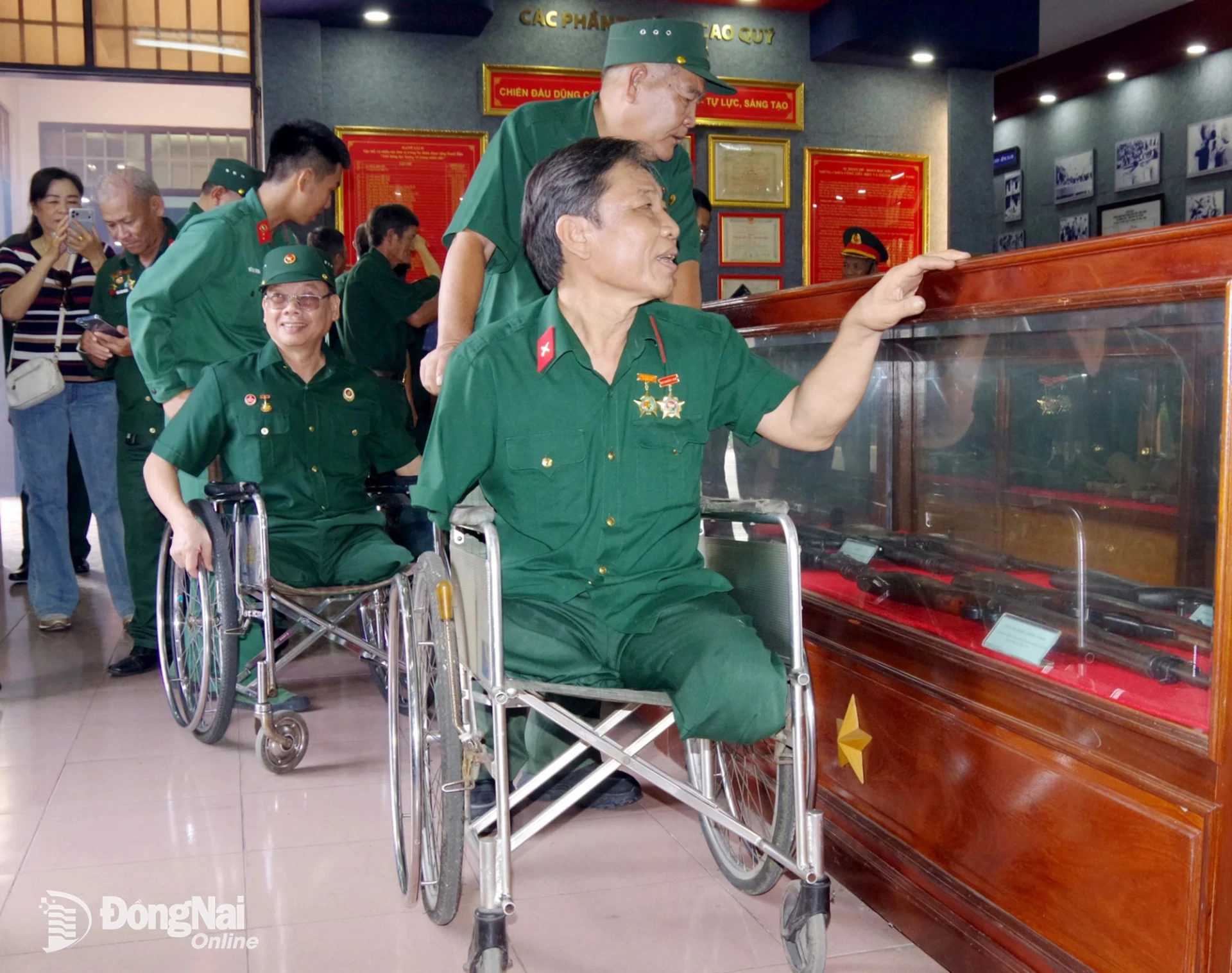 Cựu chiến binh, thương binh về dự họp mặt tham quan Nhà truyền thống sư đoàn. Ảnh: Nguyễn Hùng
