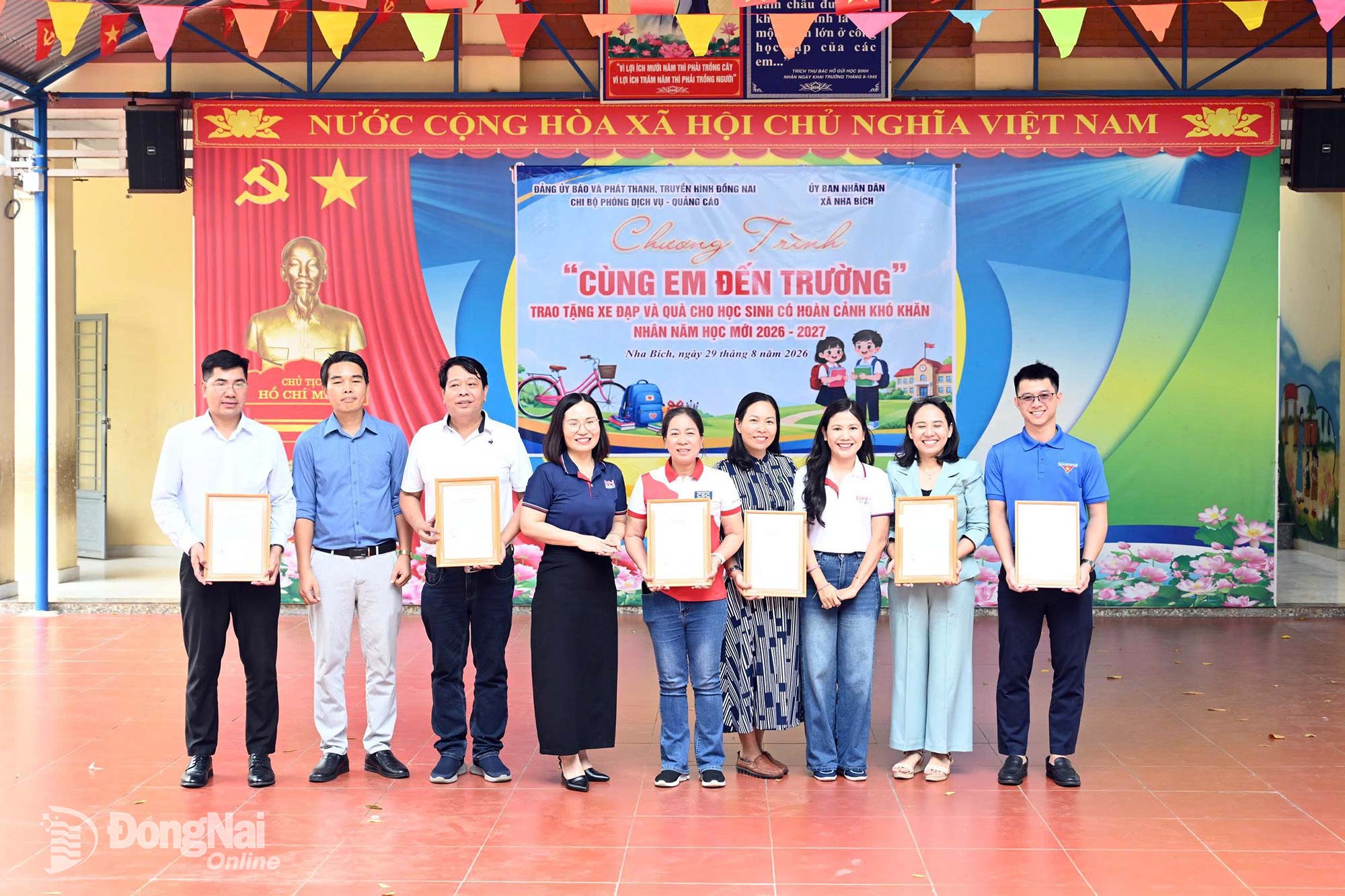 The organizing board presents letters of appreciation to co-sponsors, businesses and benefactors for their support of the program. Photo: Thu Hien