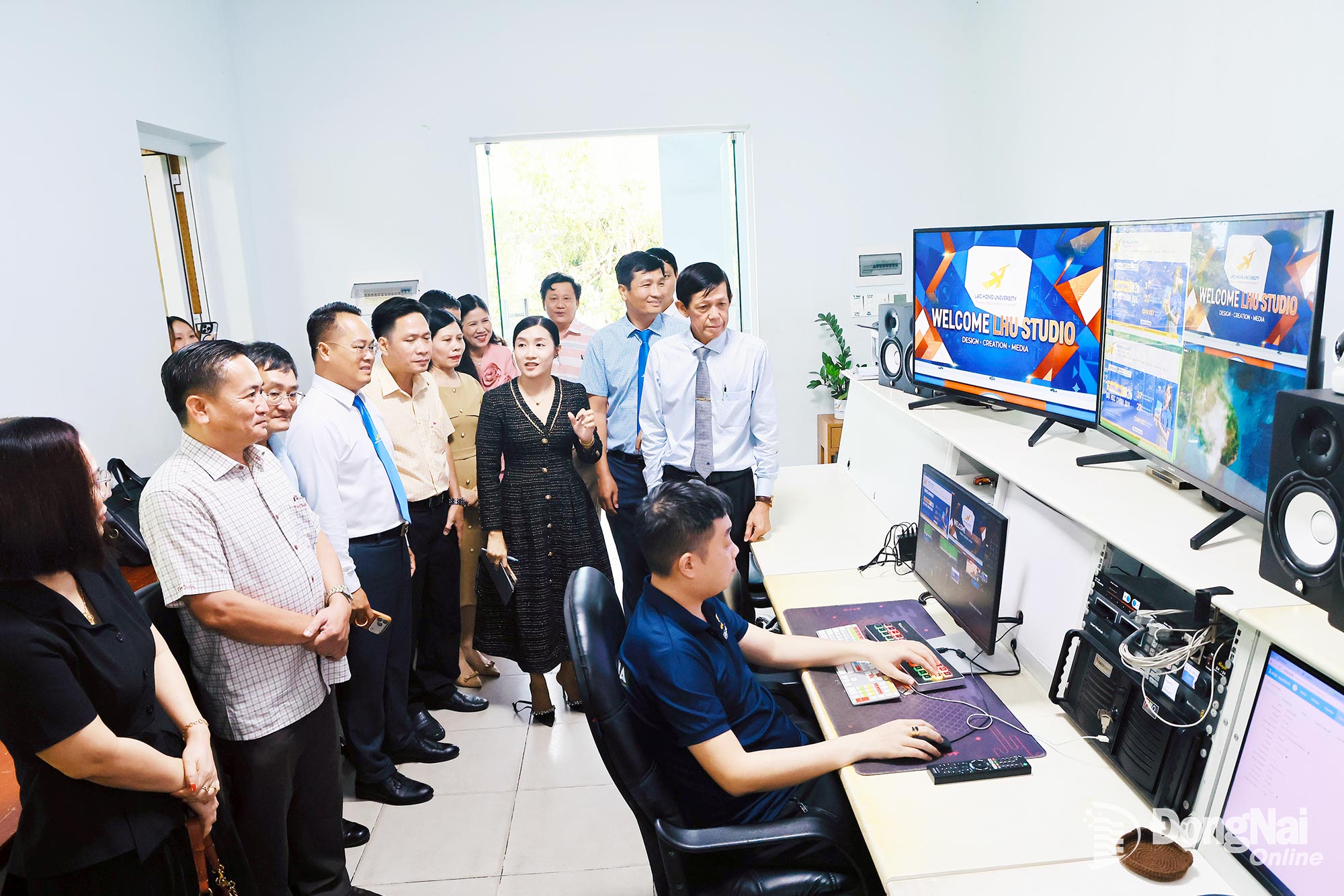 DNNRTs Board of Directors and managerial staff visit a studio at LHU. Photo: Cong Nghia

