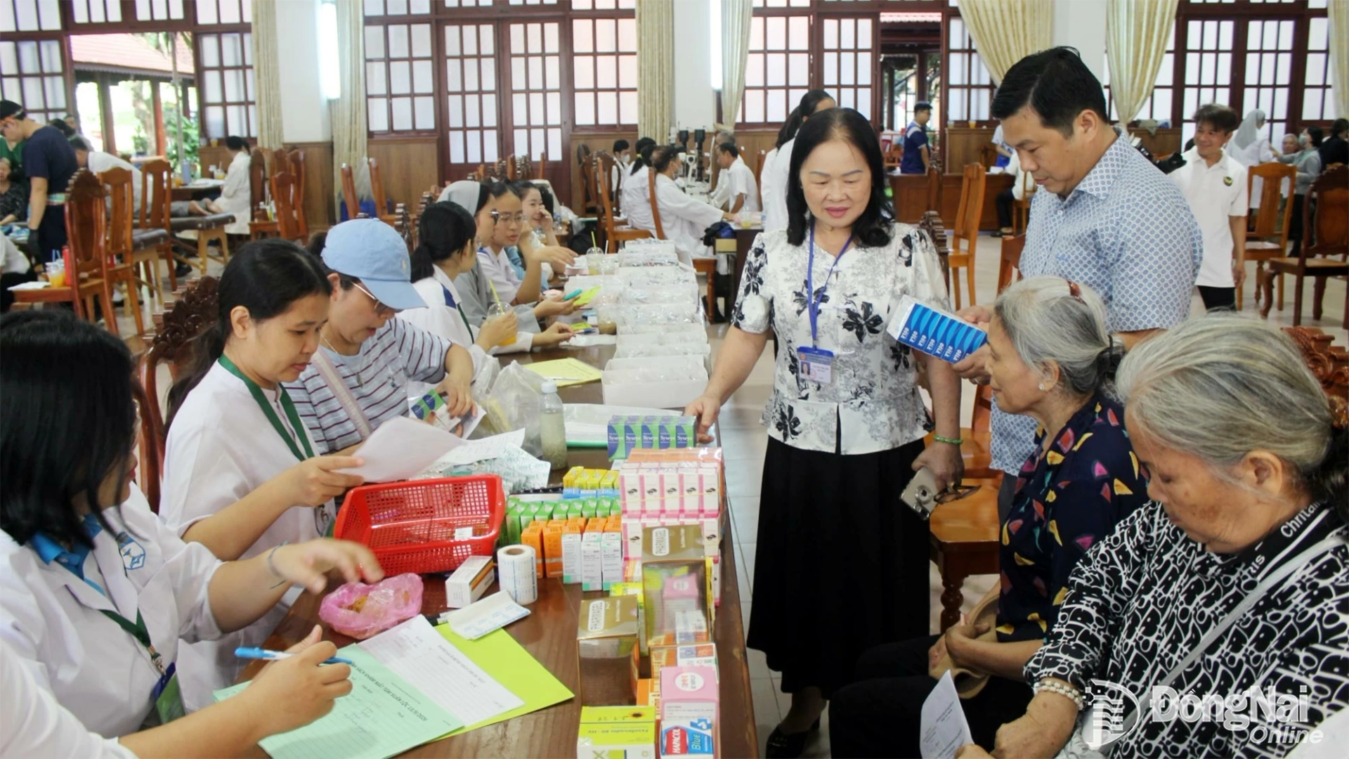 After their medical examinations, patients receive medicines and free counseling on how to use them. Photo: Danh Loc

