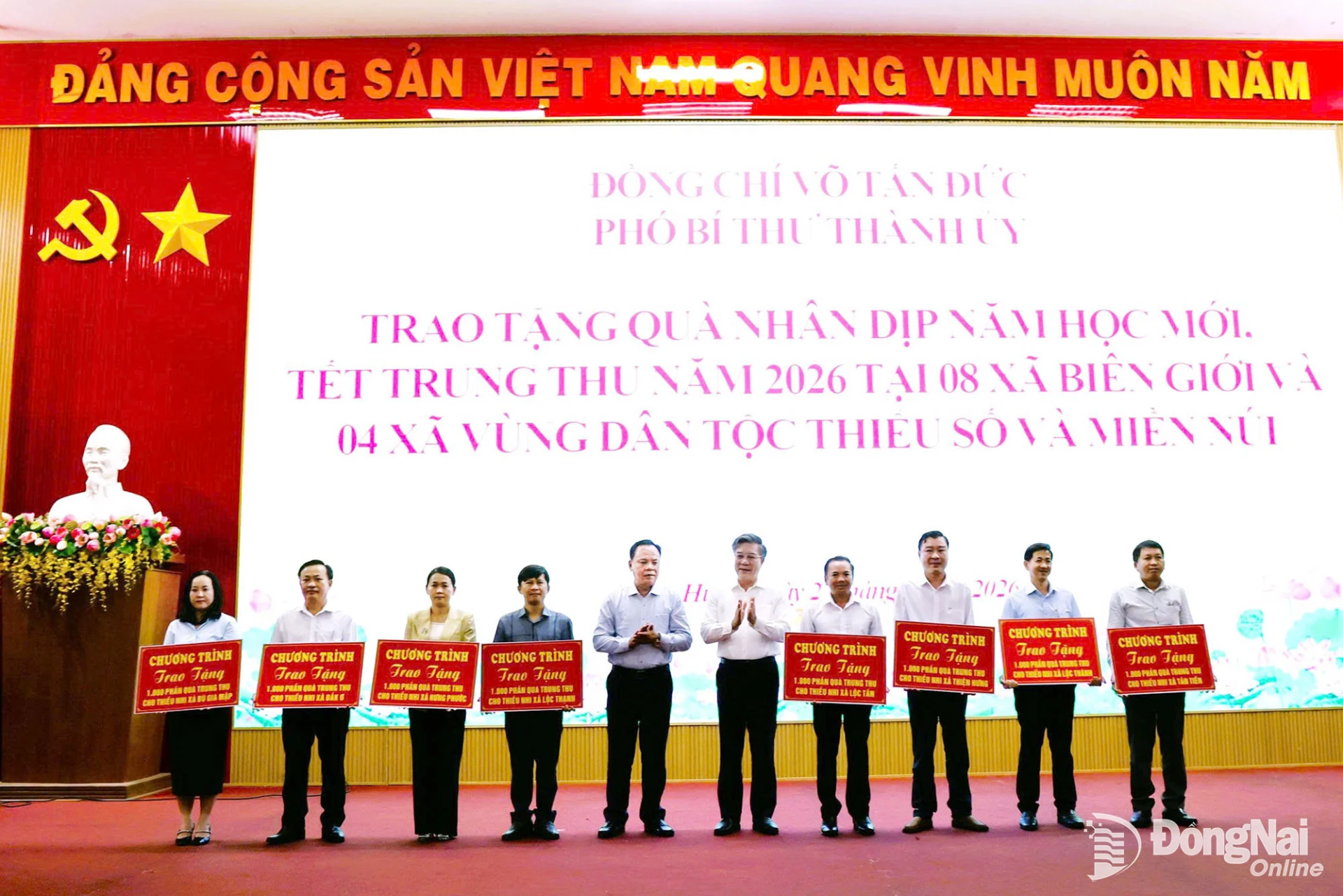 Phó Bí thư Thành ủy Đồng Nai Võ Tấn Đức; Ủy viên Ban Thường vụ Thành ủy, Trưởng ban Tuyên giáo và Dân vận Thành ủy Dương Minh Dũng trao bảng tượng trưng 1.000 phần quà cho trẻ em ở 8 xã biên giới. Ảnh: Quang Minh