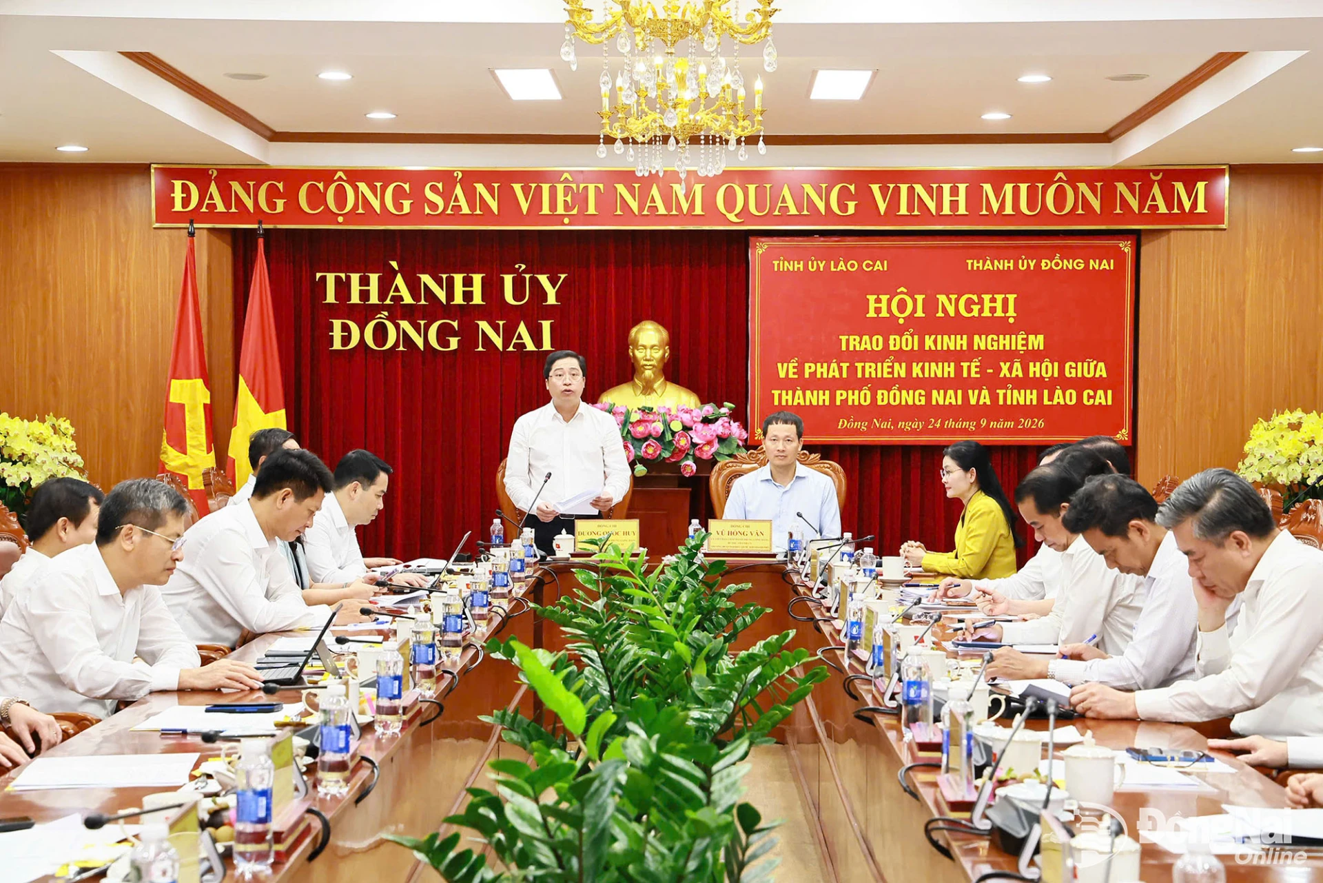 Ủy viên Trung ương Đảng, Bí thư Tỉnh ủy Lào Cai Dương Quốc Huy phát biểu tại hội nghị. Ảnh: Công Nghĩa