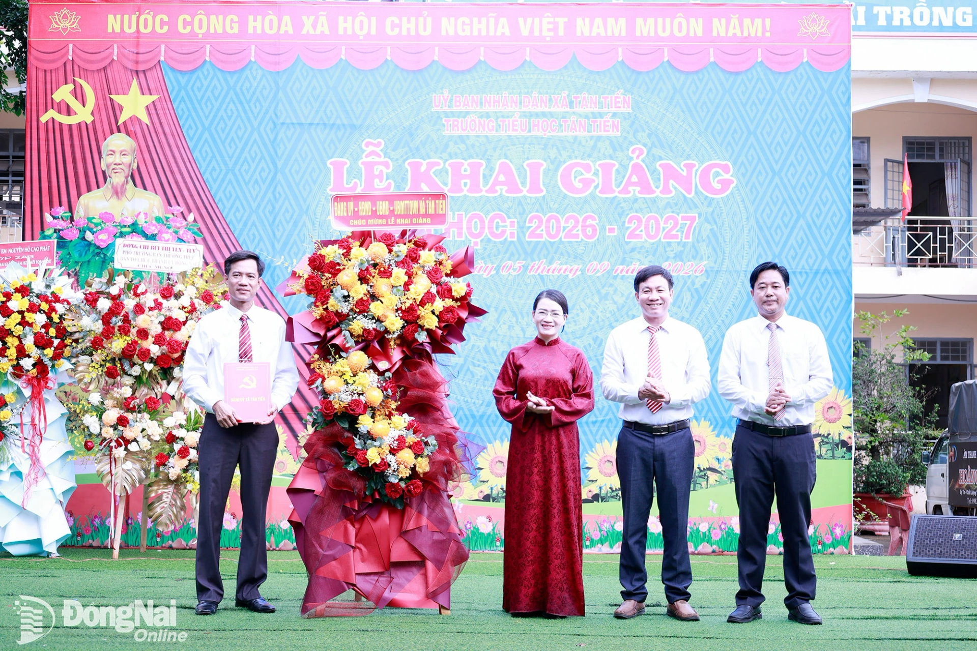 Lãnh đạo xã Tân Tiến đại diện trao 20 bộ máy tính và 10 bộ sách giao khoa của lãnh đạo thành phố Đồng Nai trao tặng học sinh Tân Tiến dịp khai giảng. Ảnh: Bùi Dũng
