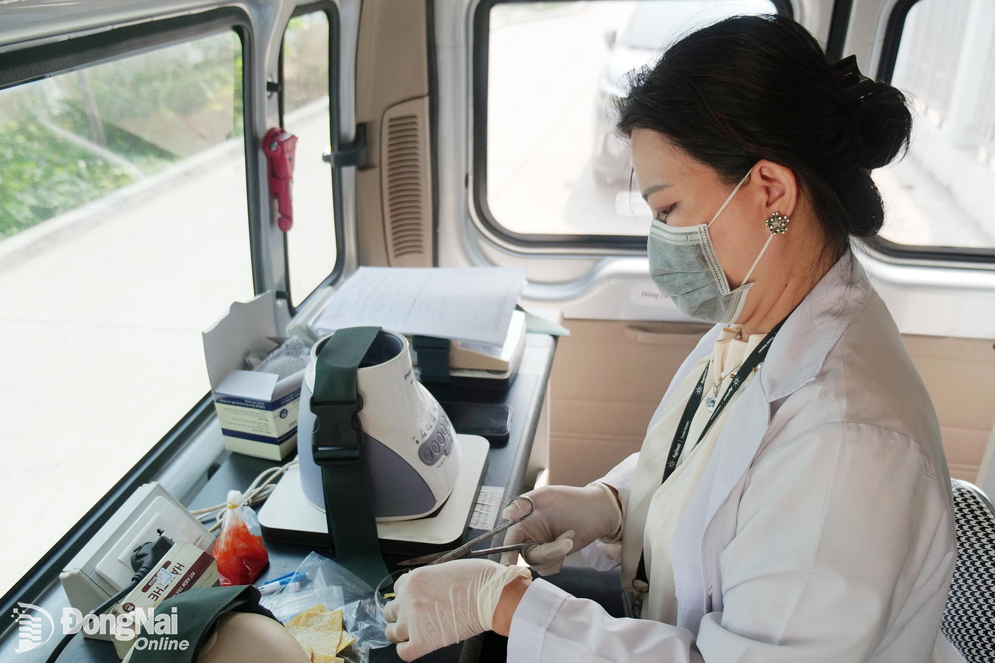 Medical staff at the city’s Testing Center inspect food samples. Photo: Hanh Dung

