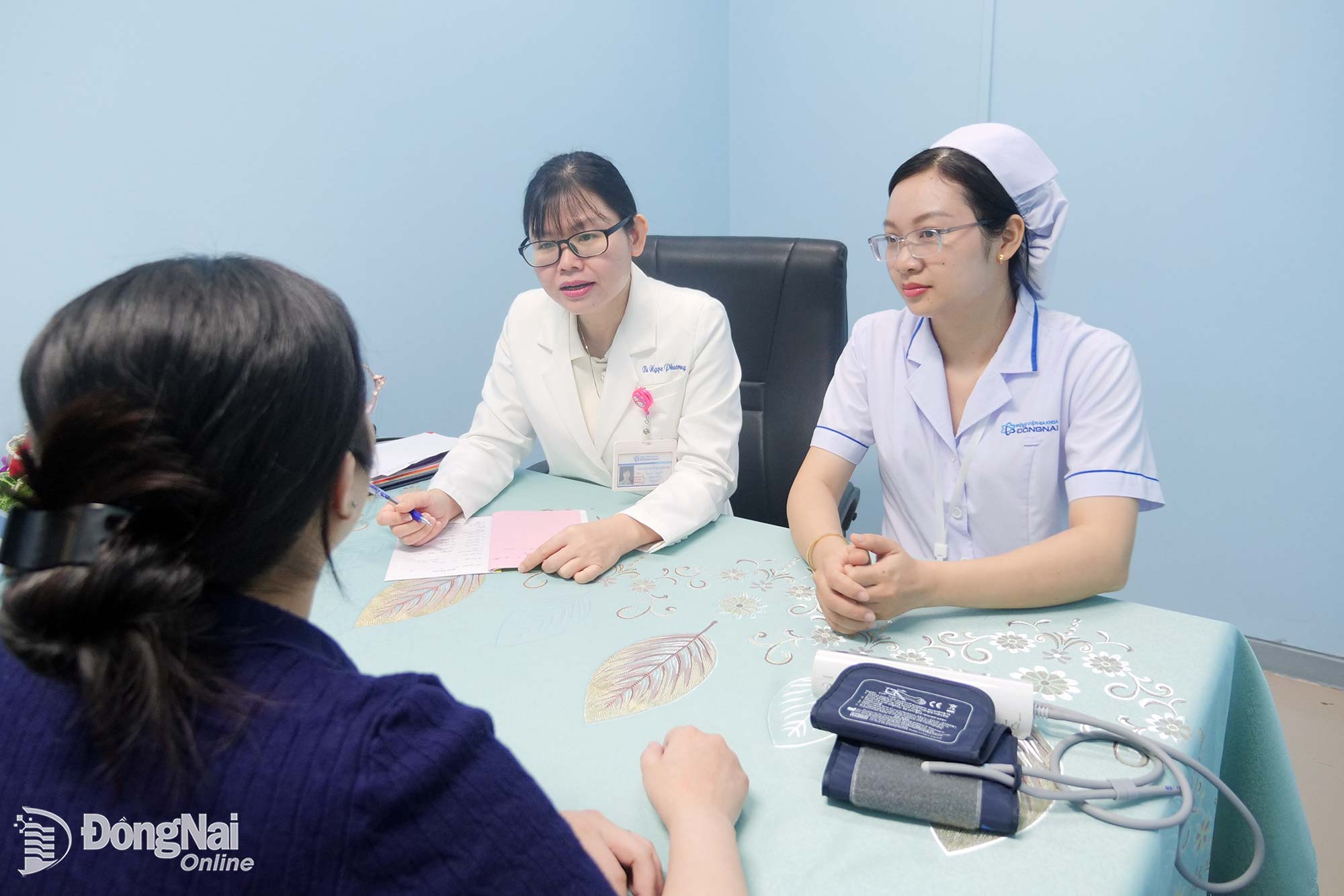 A doctor at Dong Nai General Hospital examines a patient. Photo: Hanh Dung


