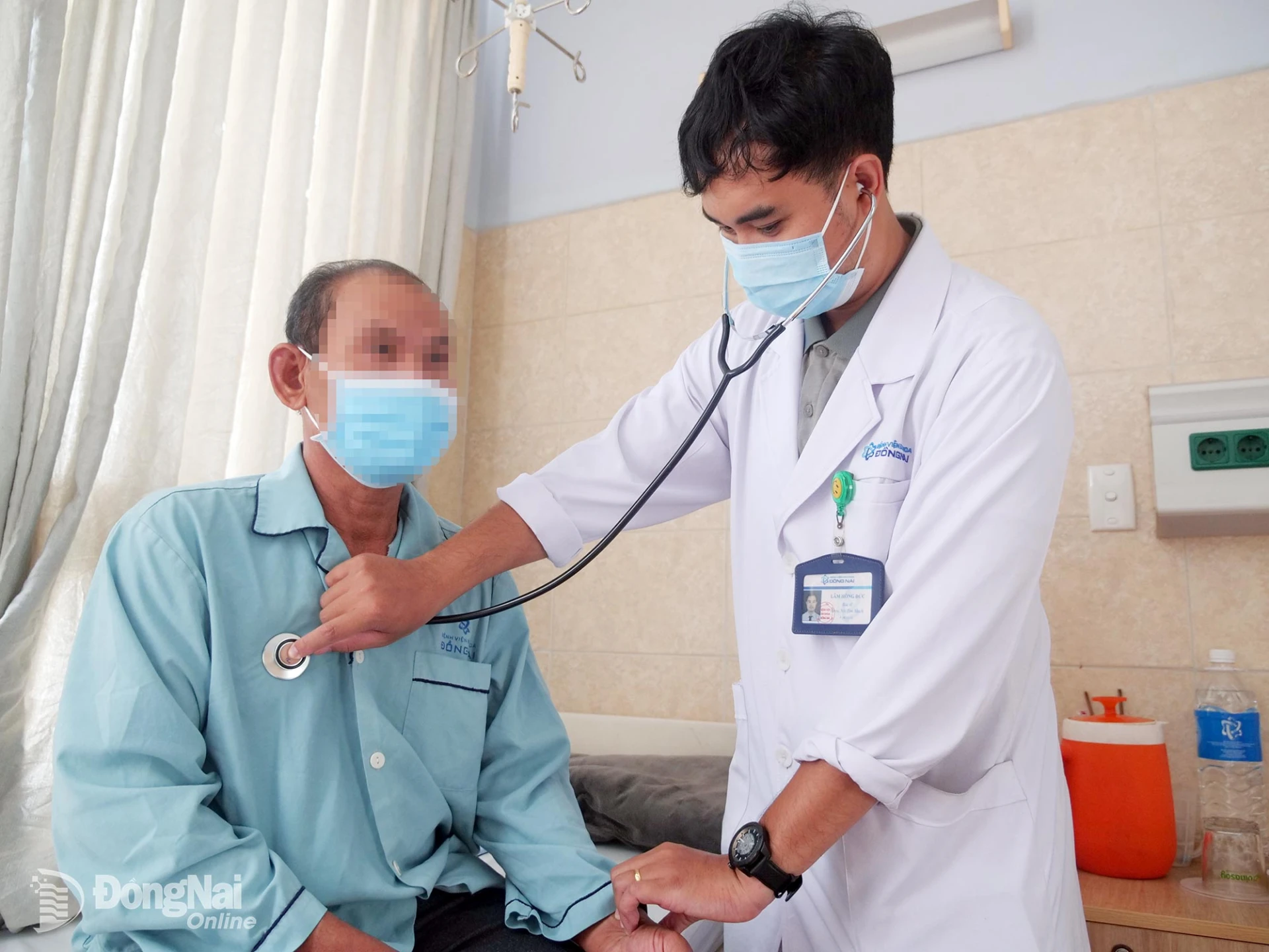 Bác sĩ Bệnh viện Đa khoa Đồng Nai thăm khám cho bệnh nhân bị bệnh lý tim mạch.

