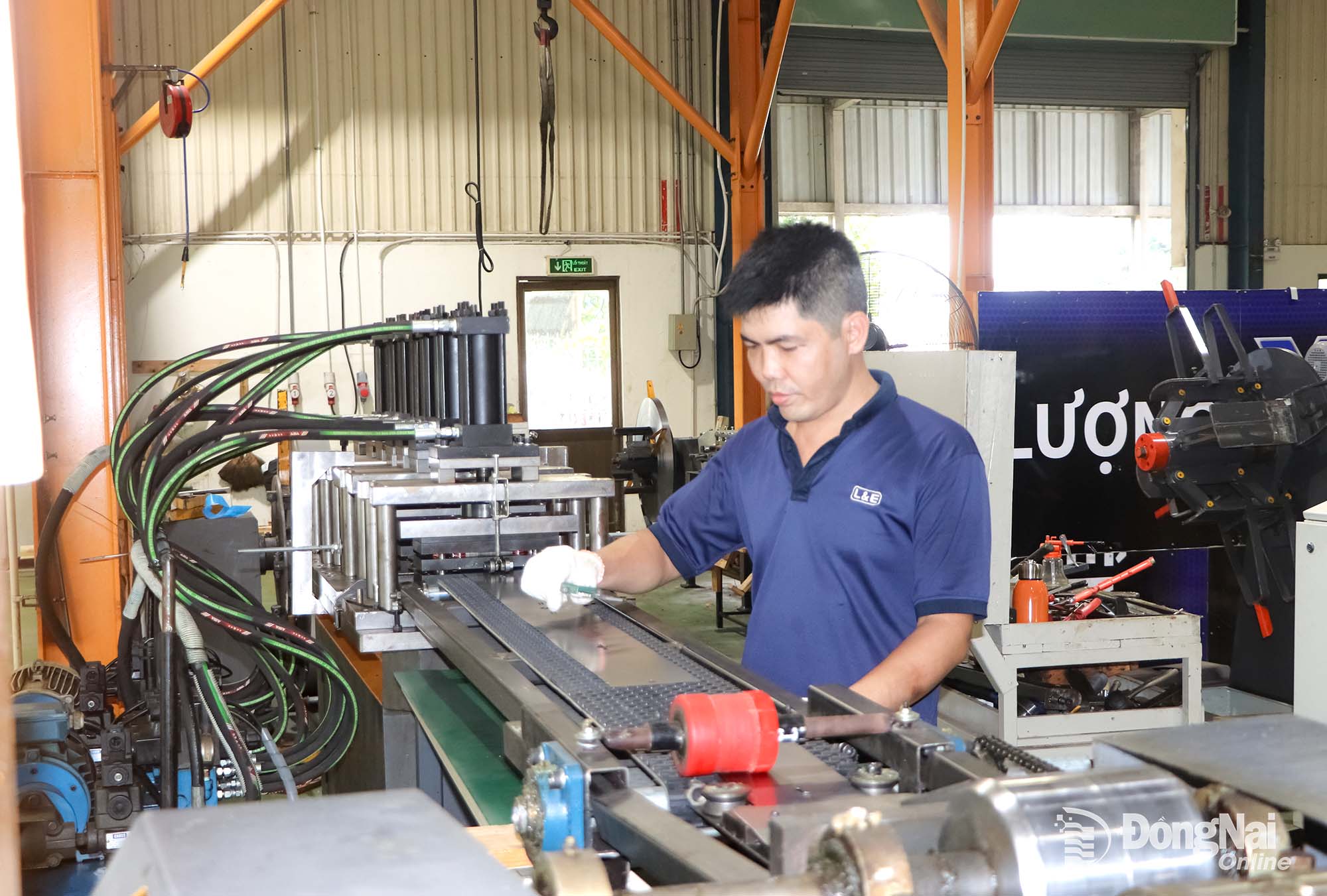 Doanh nghiệp sản xuất kinh doanh đóng vai trò quan trọng trong thu ngân sách nhà nước. Trong ảnh: Công nhân sản xuất tại Công ty TNHH Lighting & Equipment Việt Nam, Khu công nghiệp Amata (phường Long Bình).

