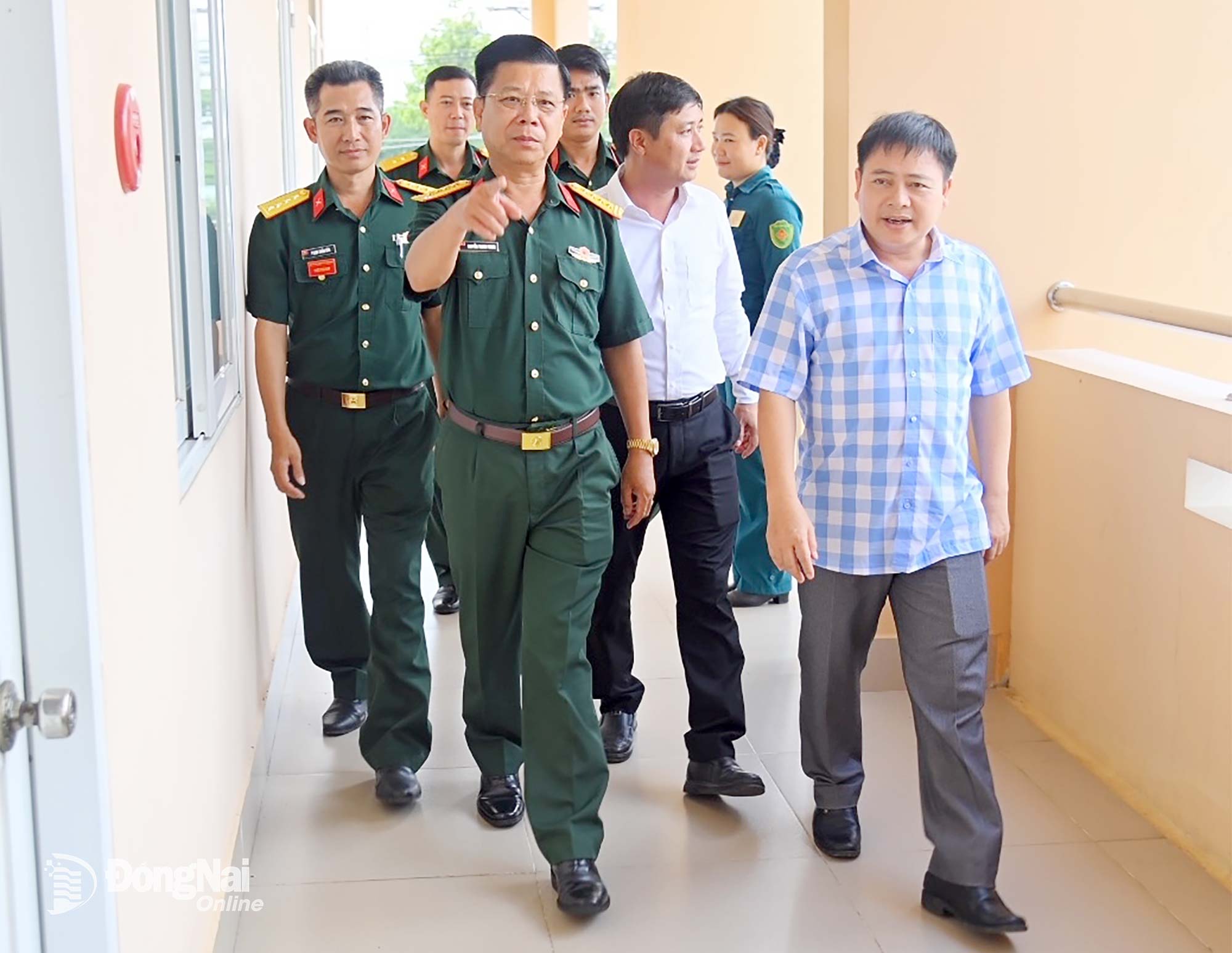 Đại tá Nguyễn Thanh Phong và đoàn công tác của Bộ Chỉ huy Quân sự thành phố kiểm tra tại Ban Chỉ huy quân sự xã Xuân Hòa. Ảnh: Văn Chung