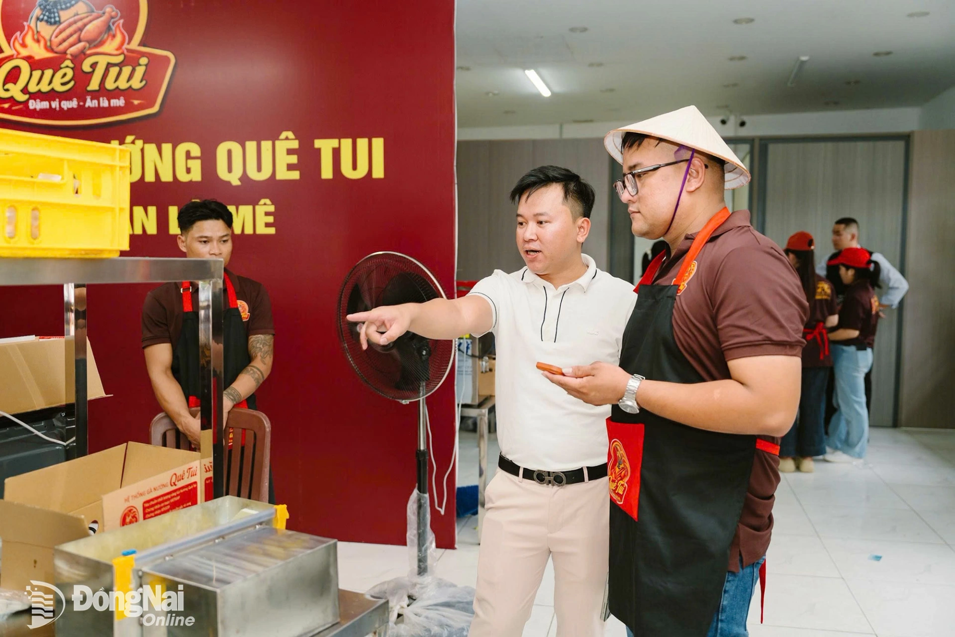 Le Dinh Tuan Kiet (in white), Director of Tam Viet Chicken Farming Cooperative, oversees the cooperative’s operations