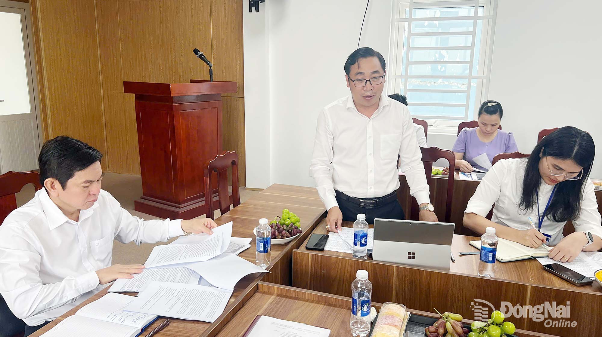 Chủ tịch UBND phường Hố Nai Cao Duy Thái báo cáo kết quả công tác tiếp công dân, giải quyết đơn khiếu nại, tố cáo, kiến nghị, phản ánh của công dân trên địa bàn phường. Ảnh: Kim Liễu
