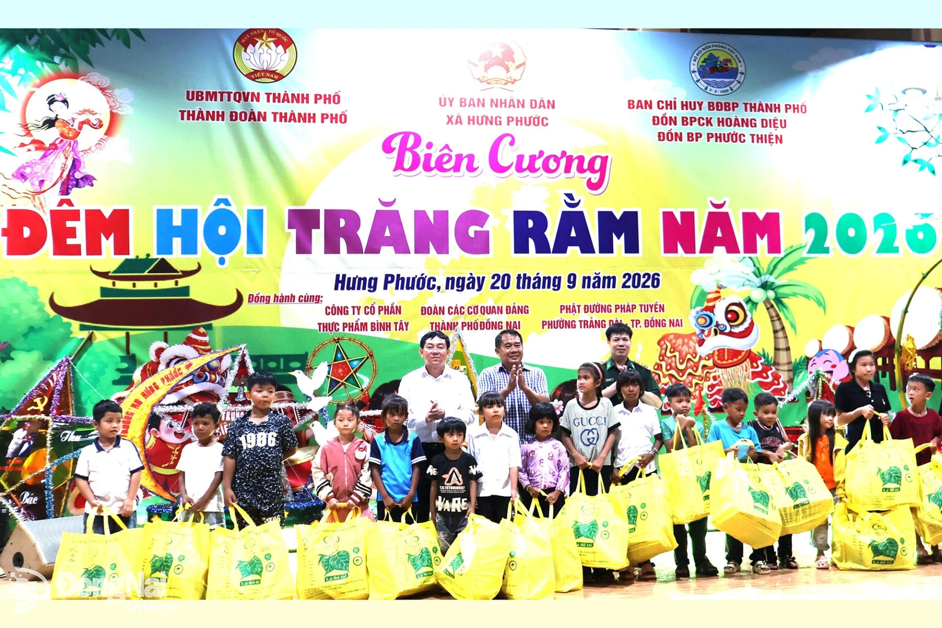Ban Tổ chức Chương trình biên cương Đêm hội trăng rằm tặng quà thiếu nhi ở xã Hưng Phước.

