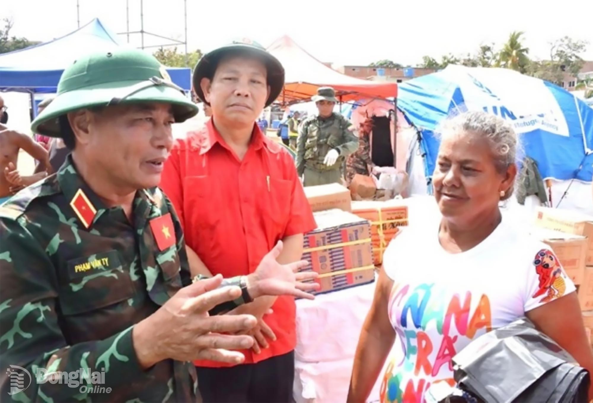 Thiếu tướng Phạm Văn Tỵ trao đổi với người dân Venezuela.

