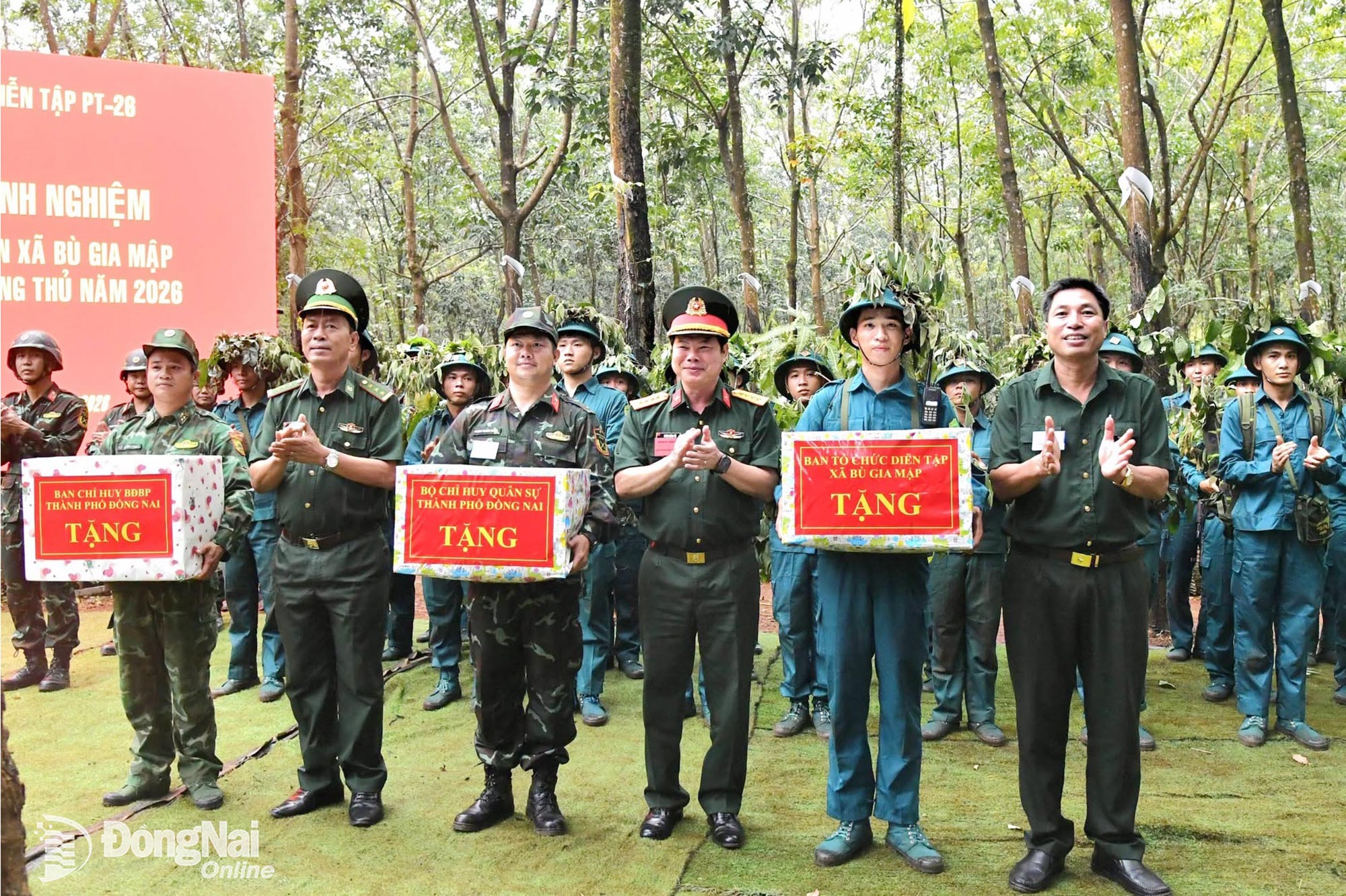 Thủ trưởng Bộ Chỉ huy Quân sự thành phố và lãnh đạo xã Bù Gia Mập tặng quà động viên các lực lượng diễn tập.

