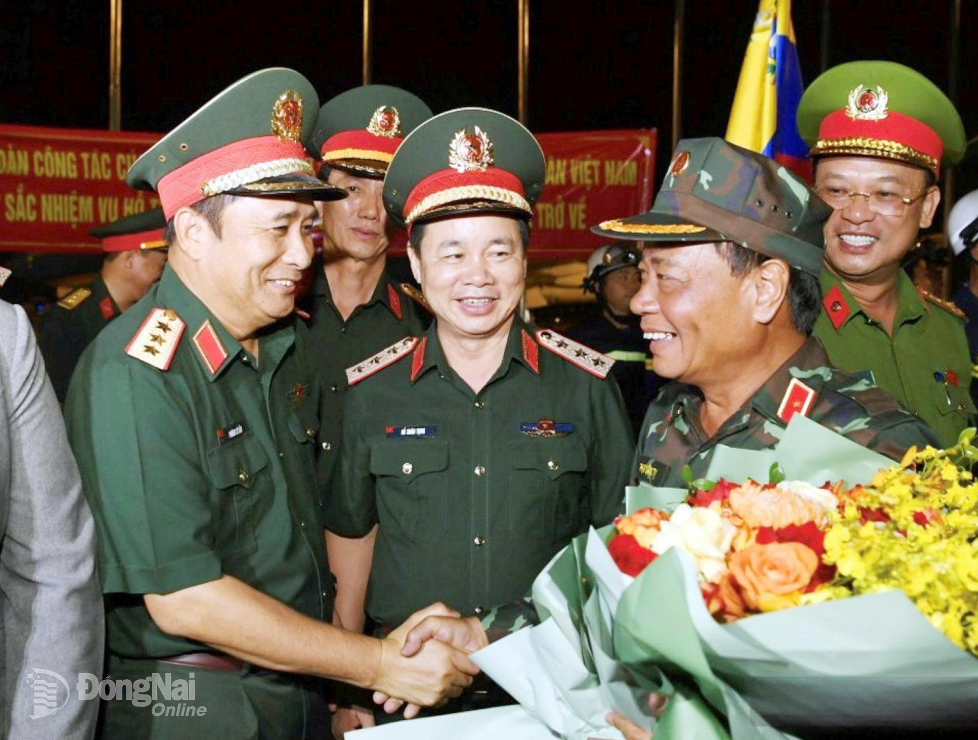 Thiếu tướng Phạm Văn Tỵ (bìa phải, hàng trước) và đoàn công tác trở về sau khi hoàn thành xuất sắc nhiệm vụ tại Venezuela.

